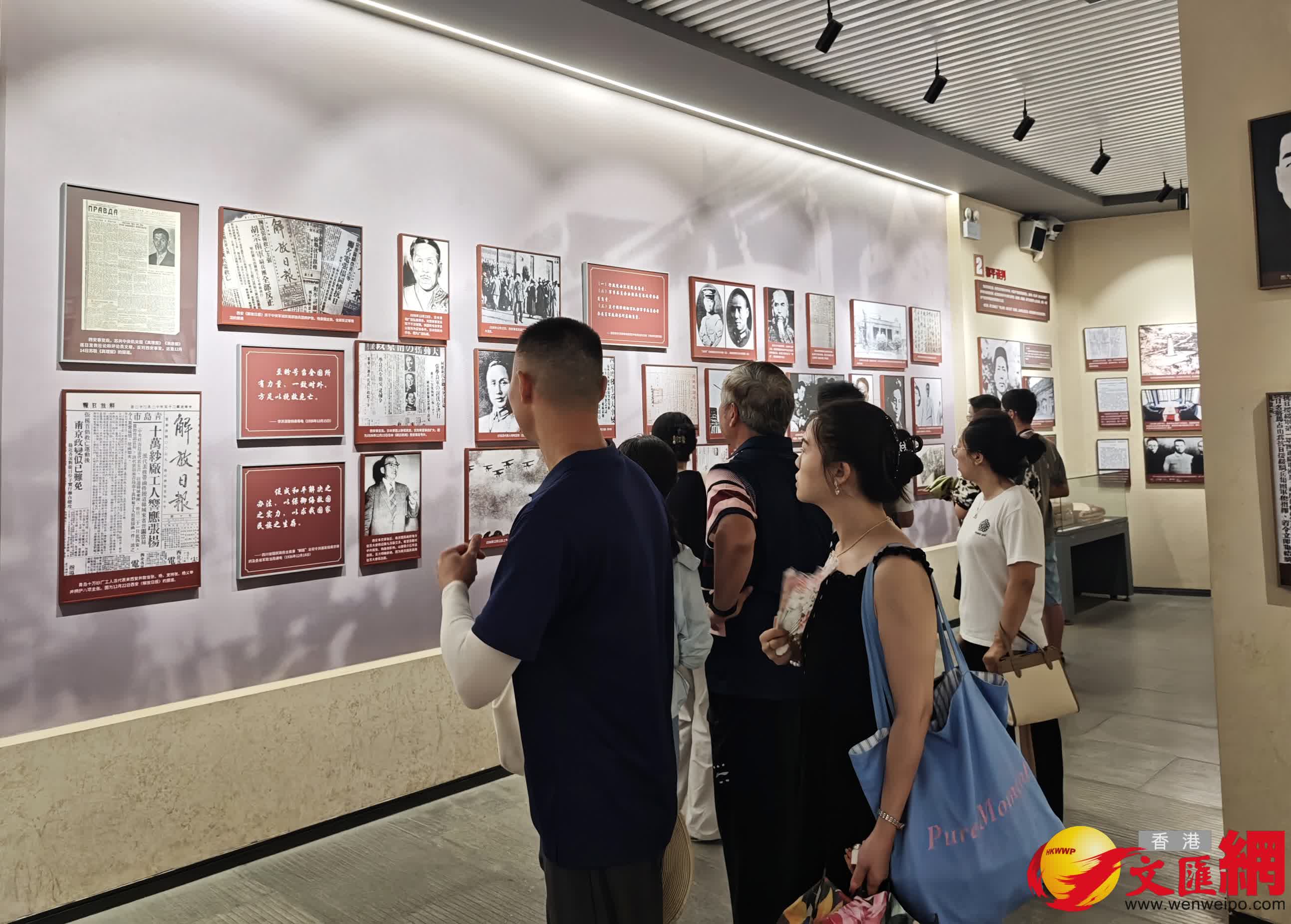 參觀者通過展覽重溫那段歷史。（記者李陽波攝）
