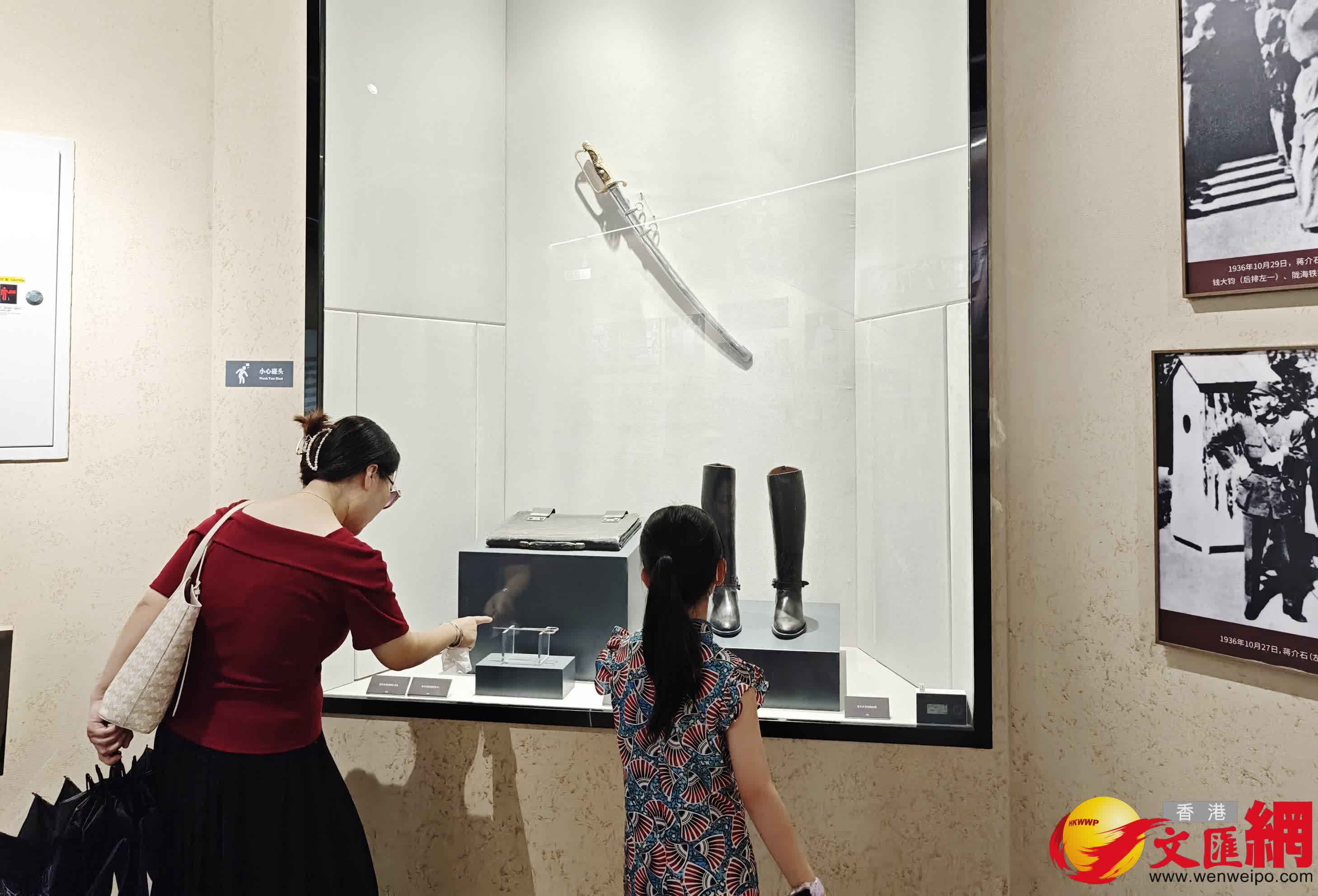 參觀者在參觀西安事變紀念館主題展覽。（記者李陽波攝）