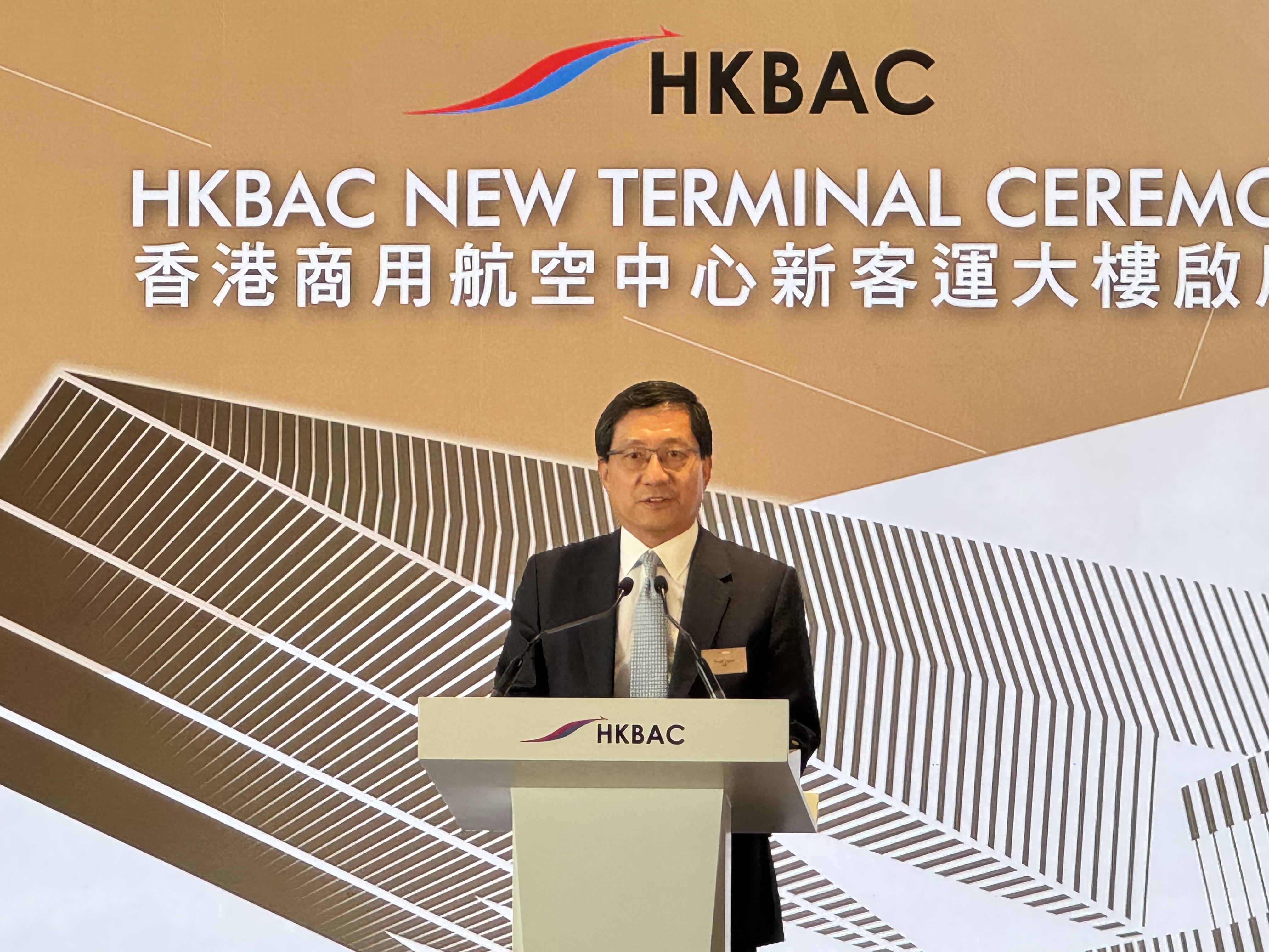 (多圖+有片)香港商用航空中心新客運大樓啟用 設亞洲首創天際簷篷實現無縫上落機 - 香港 - 香港文匯報