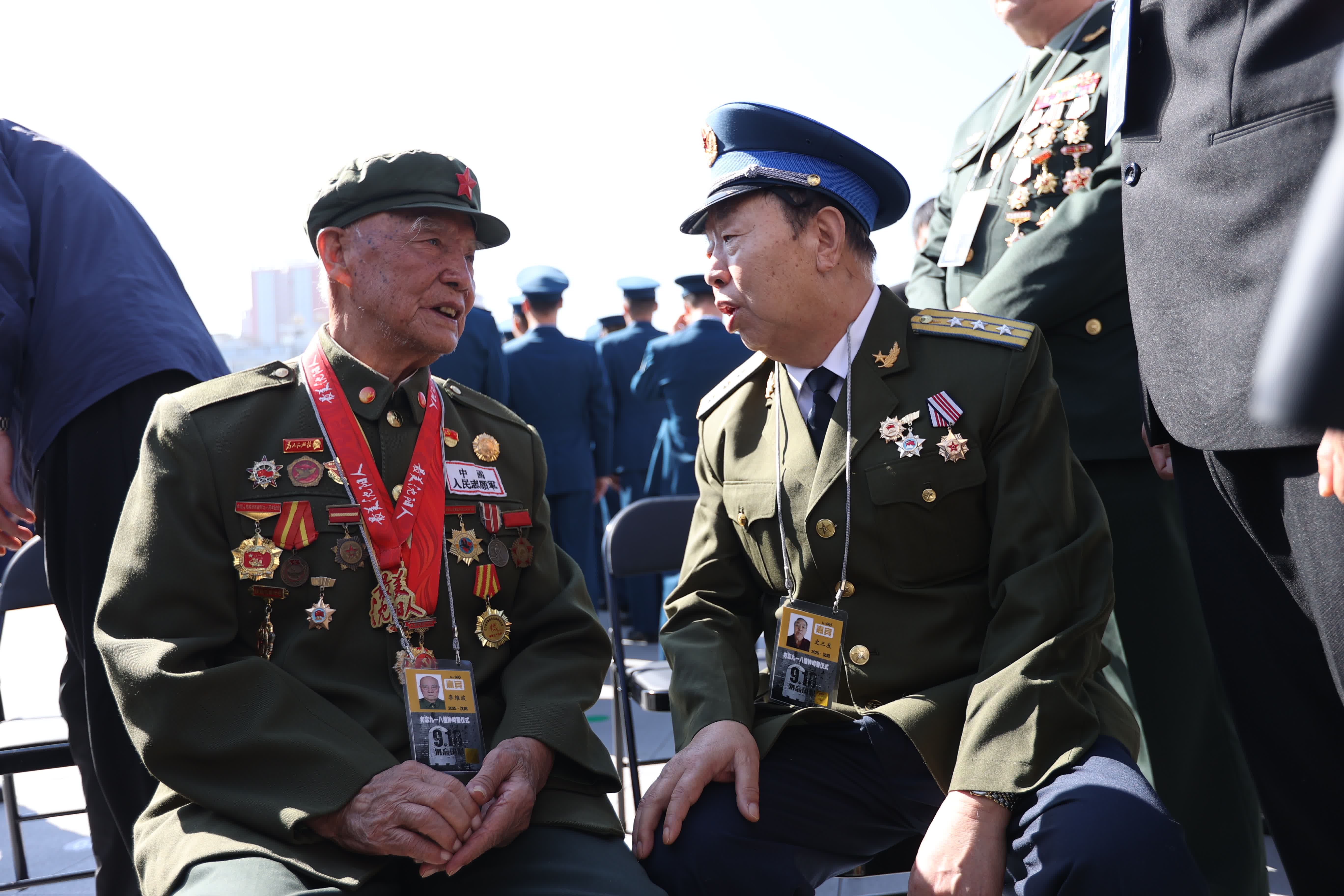 參加撞鐘鳴警儀式的老兵代表在現場交流。（特約記者 陳鴻博 攝）
