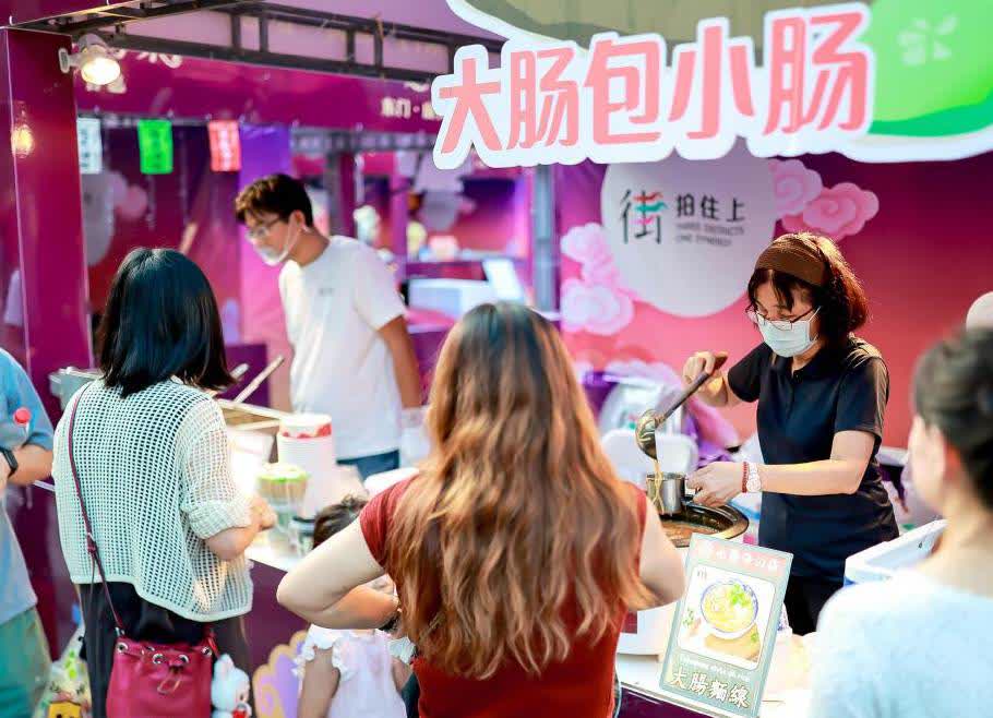2025深港澳步行街中秋美食薈啟幕，東門老街獻上粵港澳台美食盛宴。深圳傳真