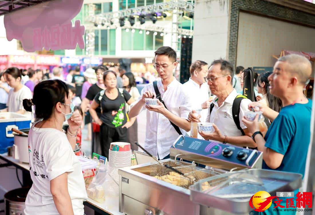 2025深港澳步行街中秋美食薈啟幕，東門老街獻上粵港澳台美食盛宴。李望賢 攝