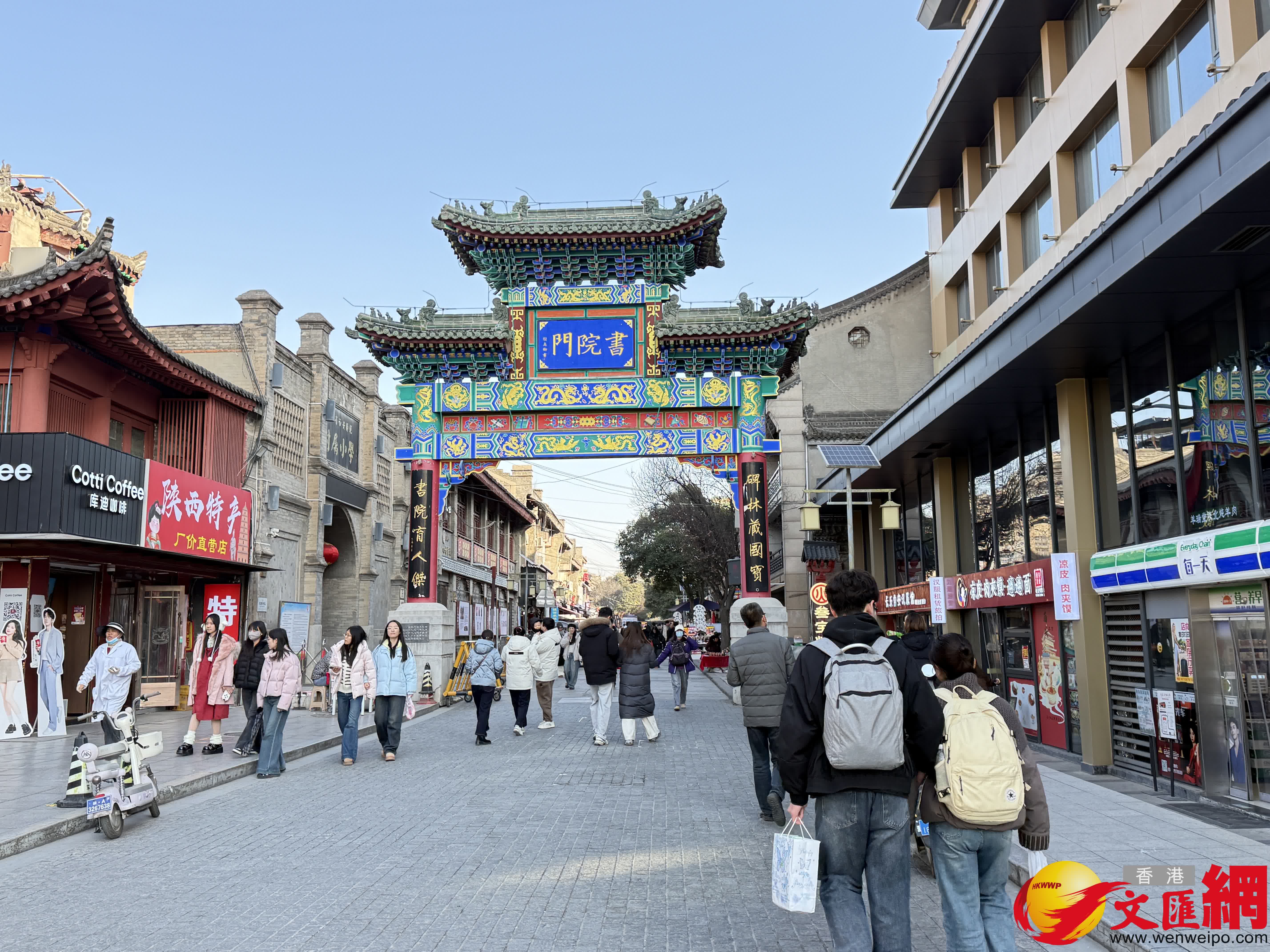在西安書院門，各類筆墨紙硯、文玩字畫、非遺作品琳瑯滿目，遊客可在墨香中感受古城獨(dú)特的文化魅力。（記者張仕珍 攝）
