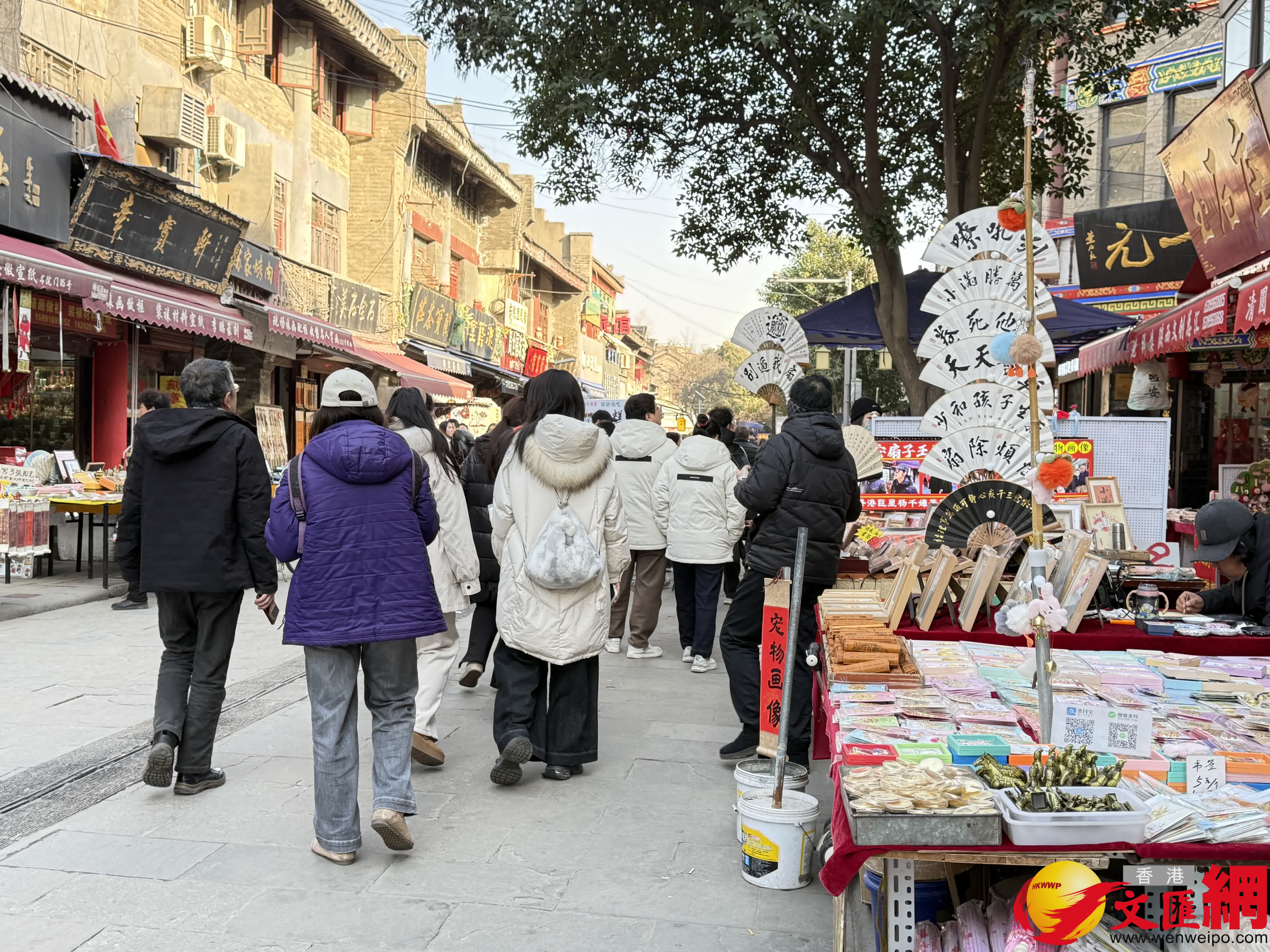 冬日午後，西安書院門裏遊客絡(luò)繹不絕。（記者張仕珍 攝）