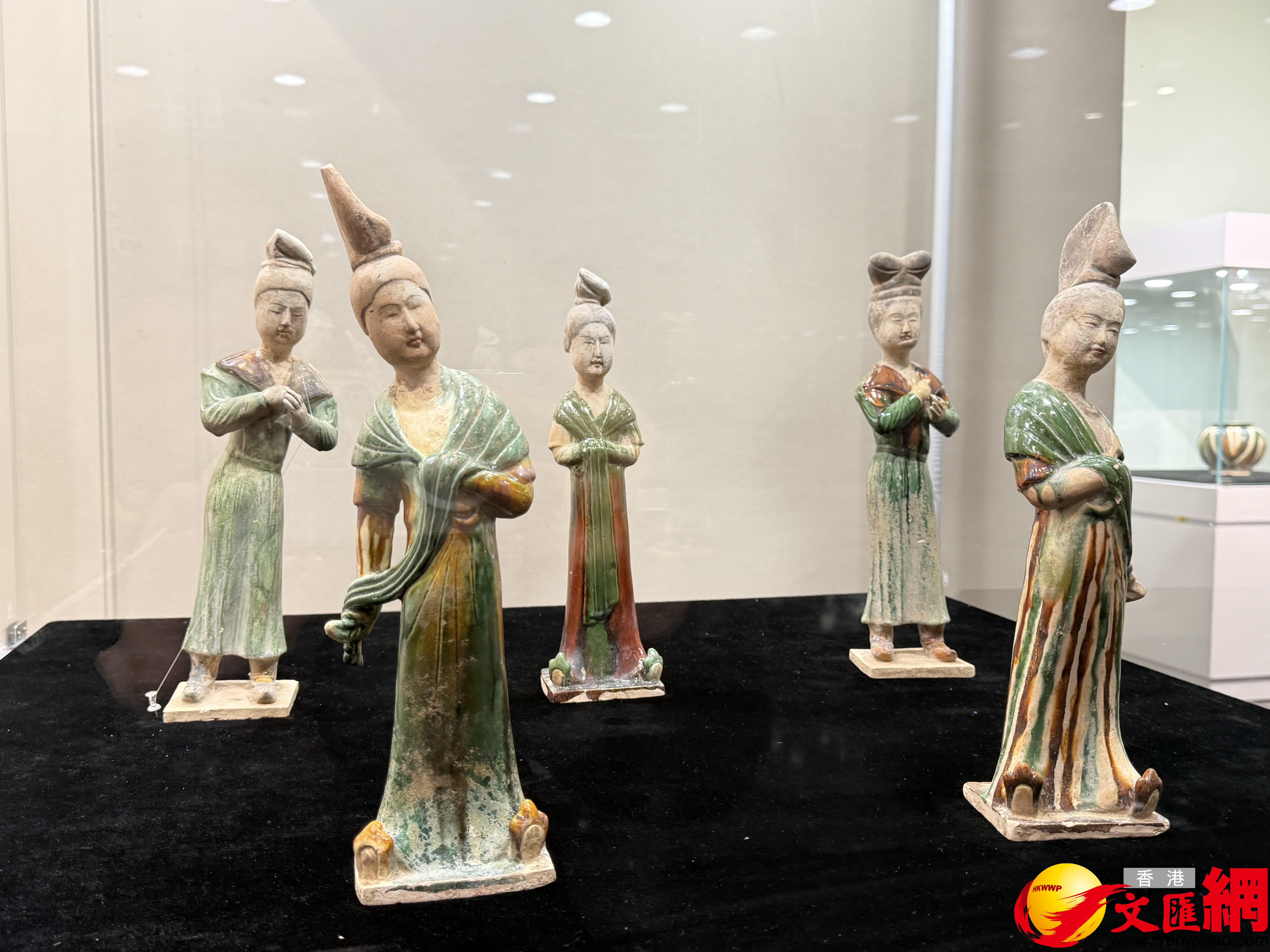  現場展出的唐代三彩女俑。（記者張仕珍攝）