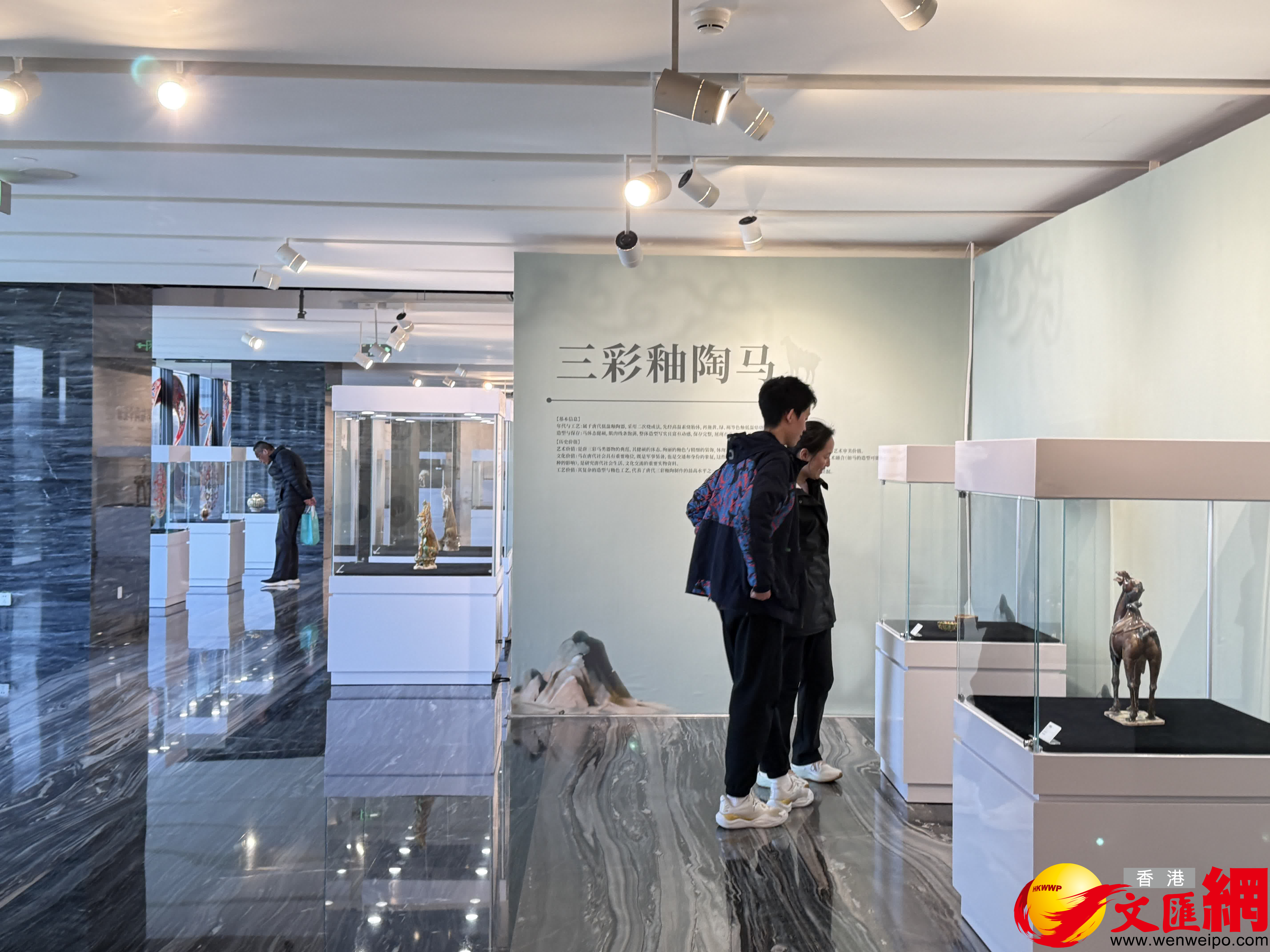 觀眾參觀「唐詩裏的三彩」文物藝術特展。（記者張仕珍攝）