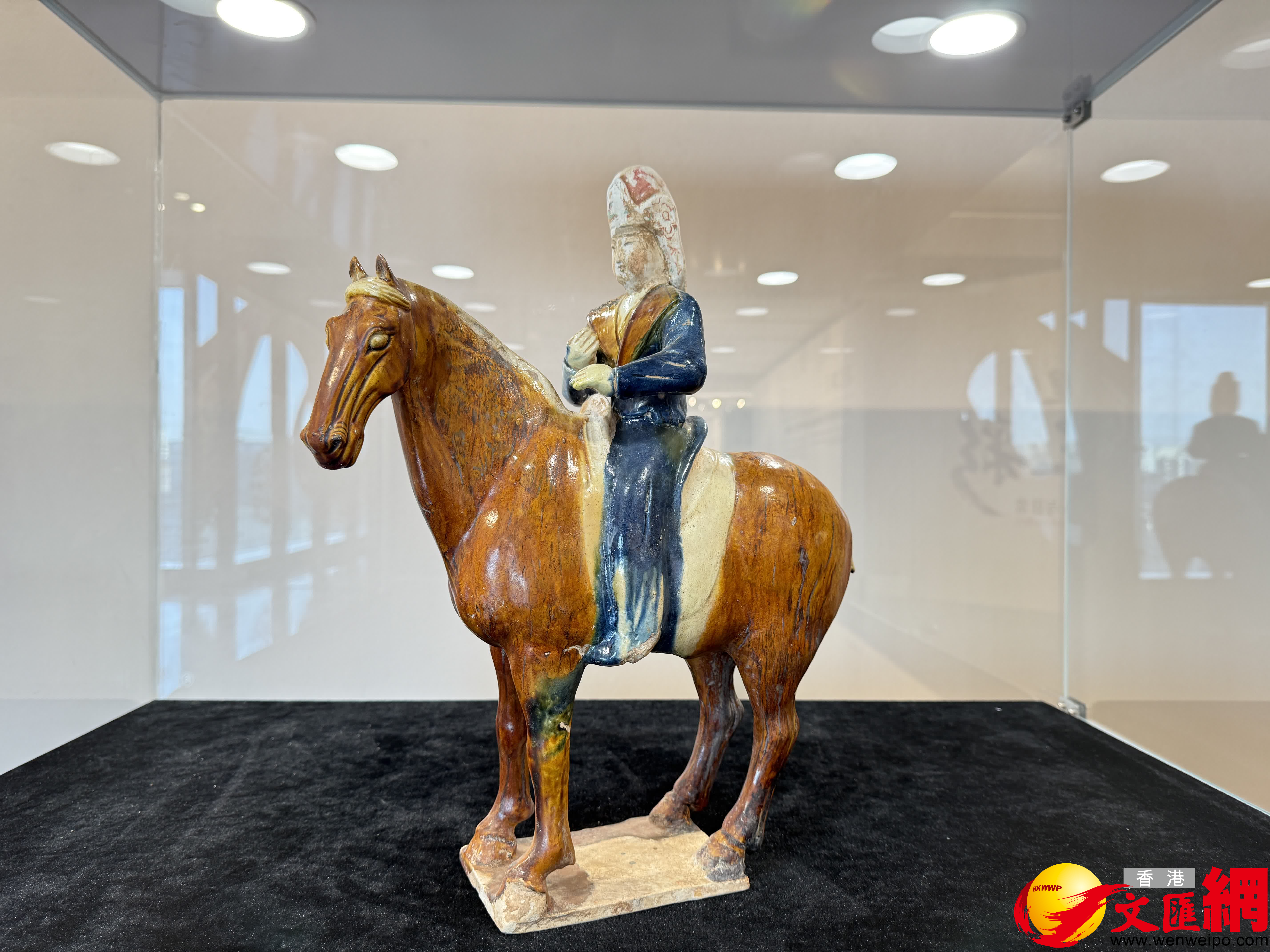 現場展出的唐代三彩騎馬俑。（記者張仕珍攝）