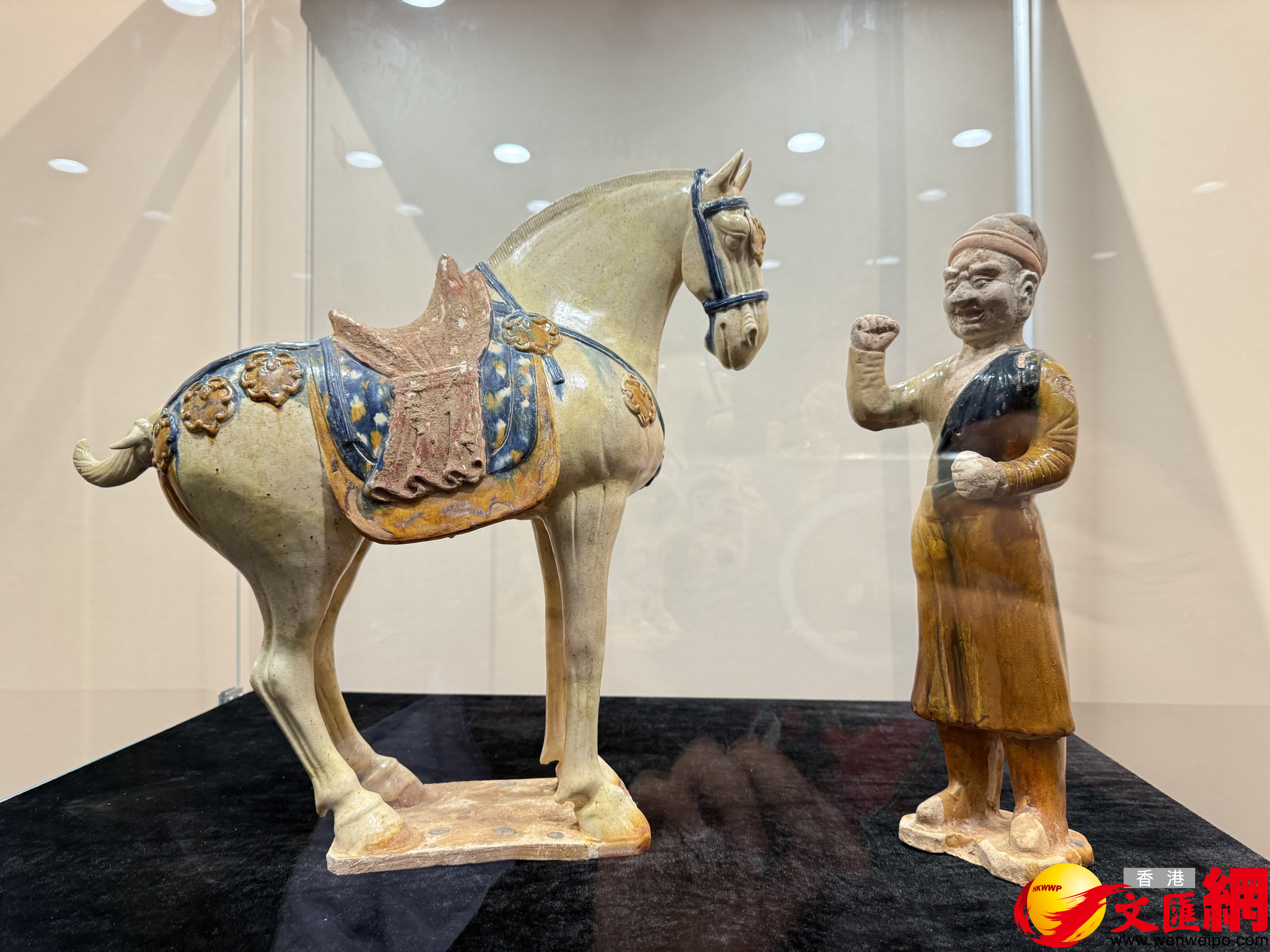 現場展出的唐代三彩胡人牽馬俑及馬。（記者張仕珍攝）