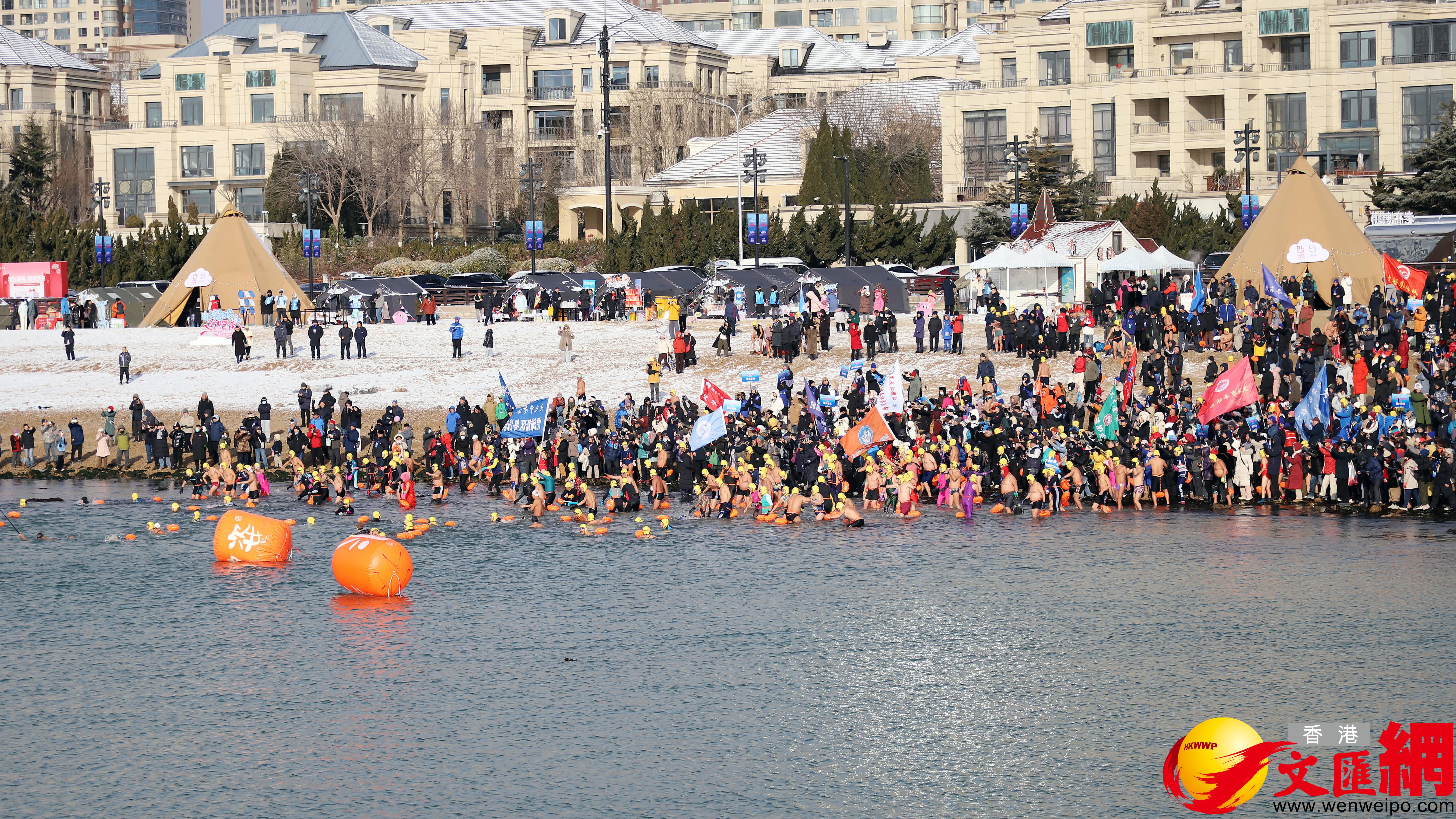 近2000名國內外冬泳健兒在雪後共赴劈波斬浪的冬日盛會。（記者宋偉攝）