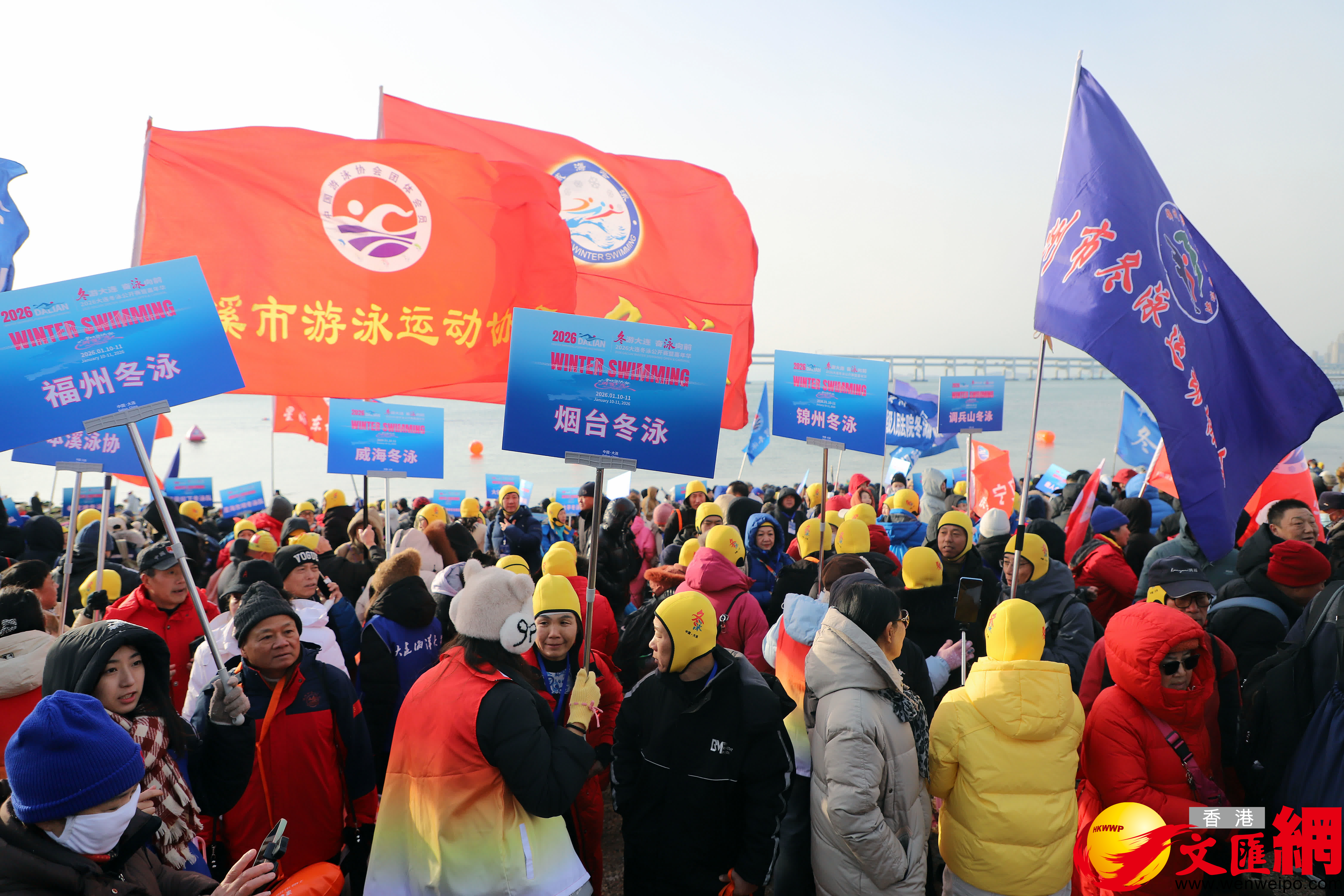 近2000名國內外冬泳健兒在雪後共赴劈波斬浪的冬日盛會。（記者宋偉攝）