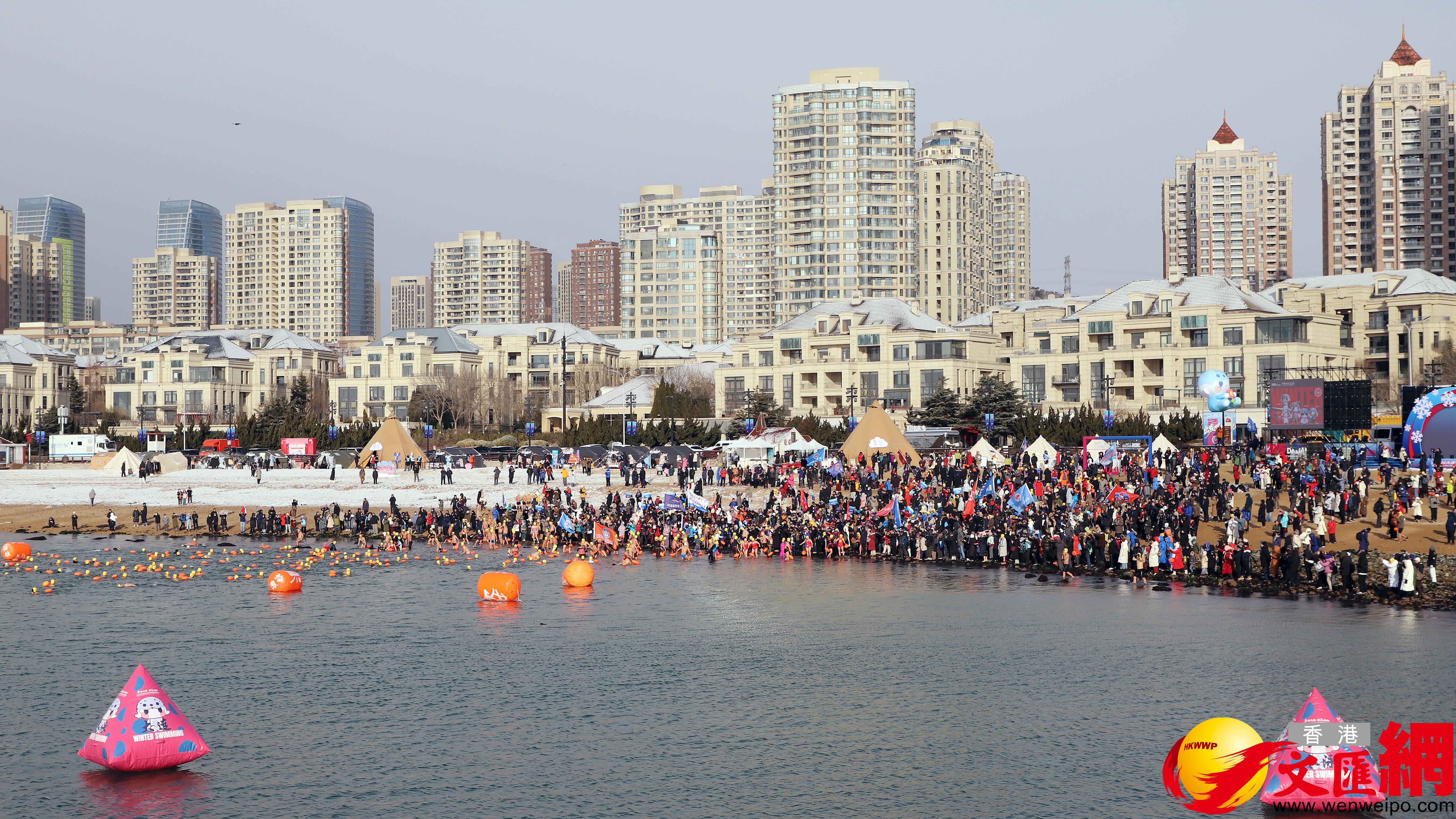 近2000名國內外冬泳健兒在雪後共赴劈波斬浪的冬日盛會。（記者宋偉攝）