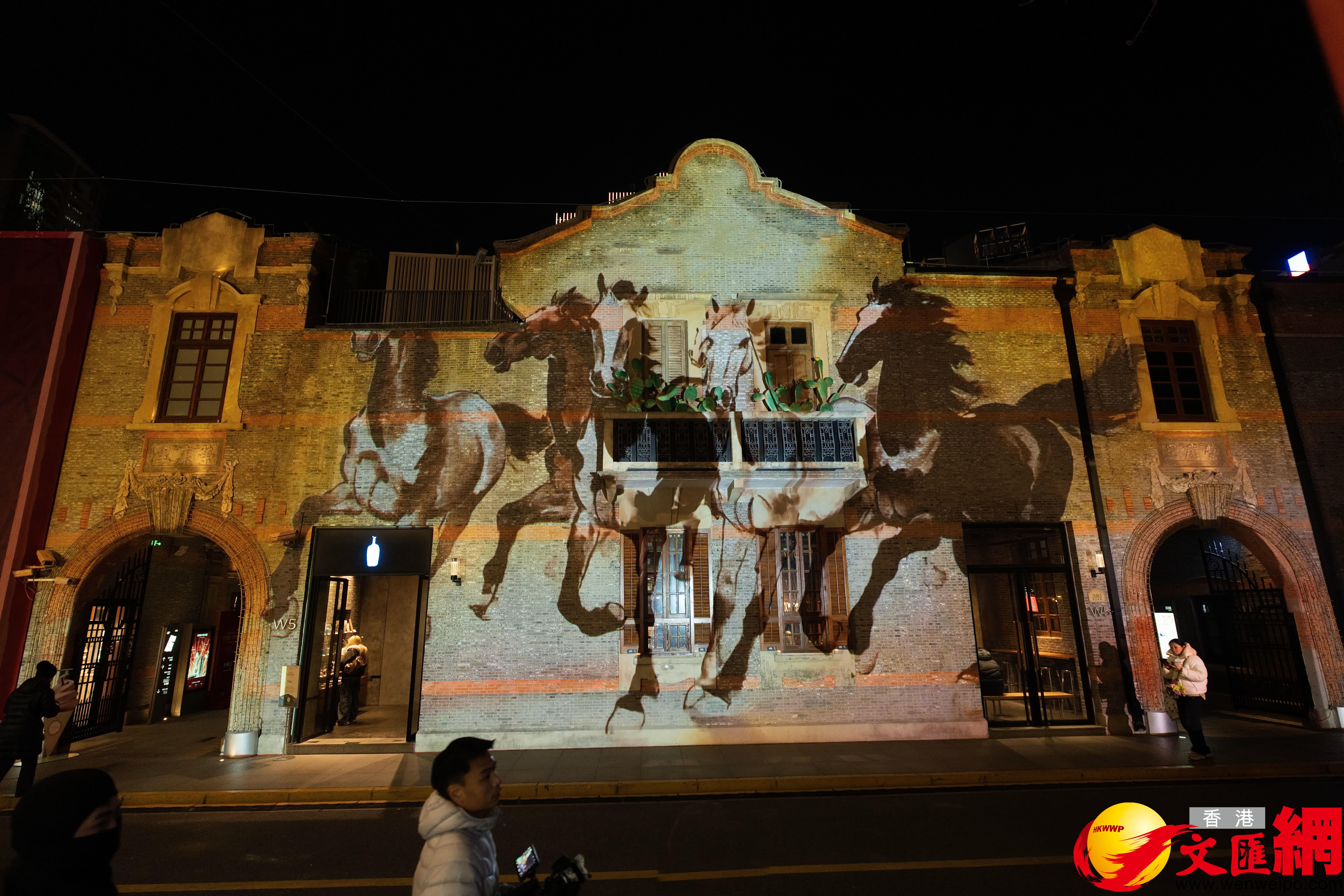 光影展融合了徐悲鸿IP、传统元素与春节文化 。（倪梦璟摄）