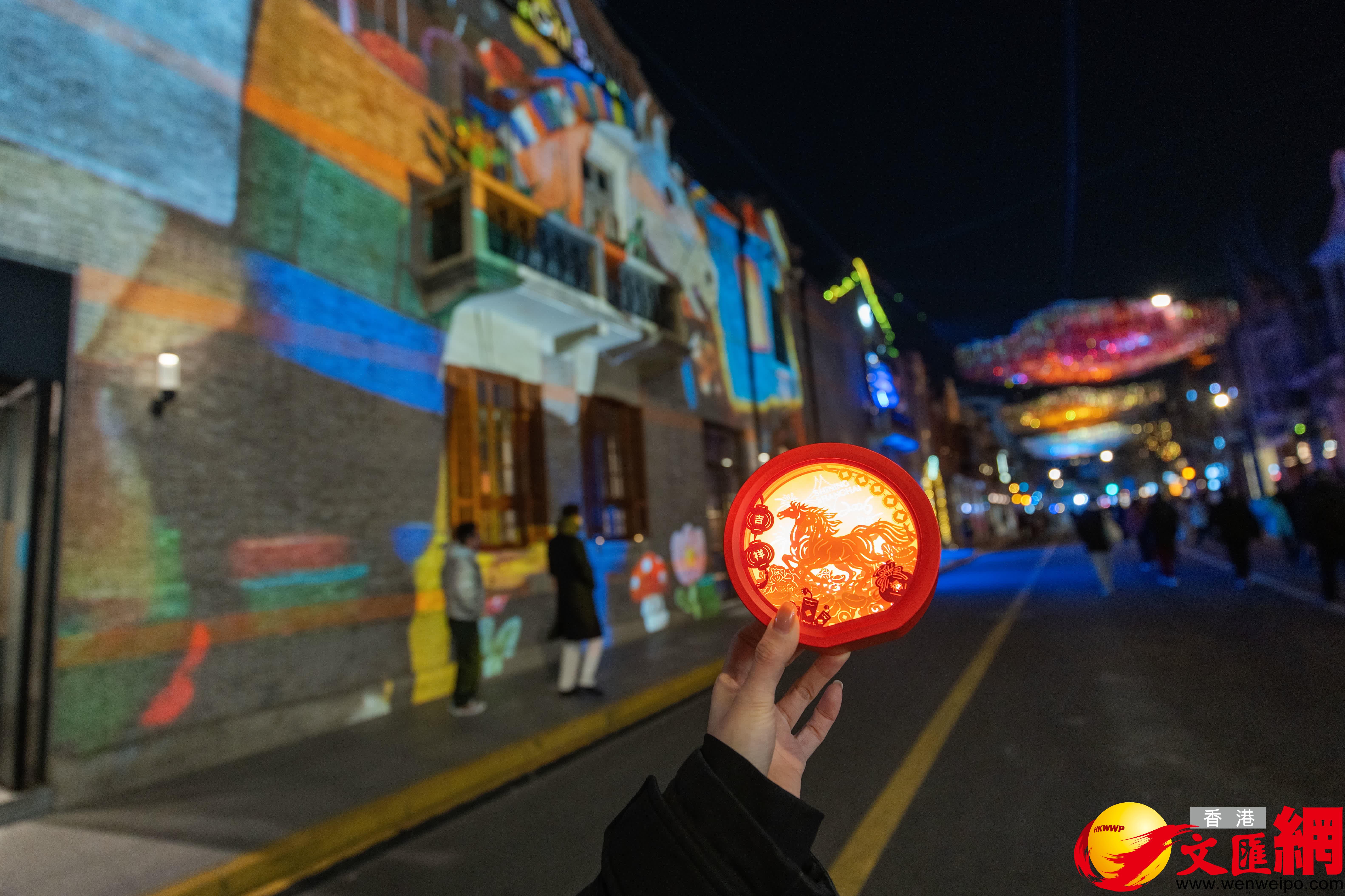 光影展融合了徐悲鸿IP、传统元素与春节文化 。（倪梦璟摄）