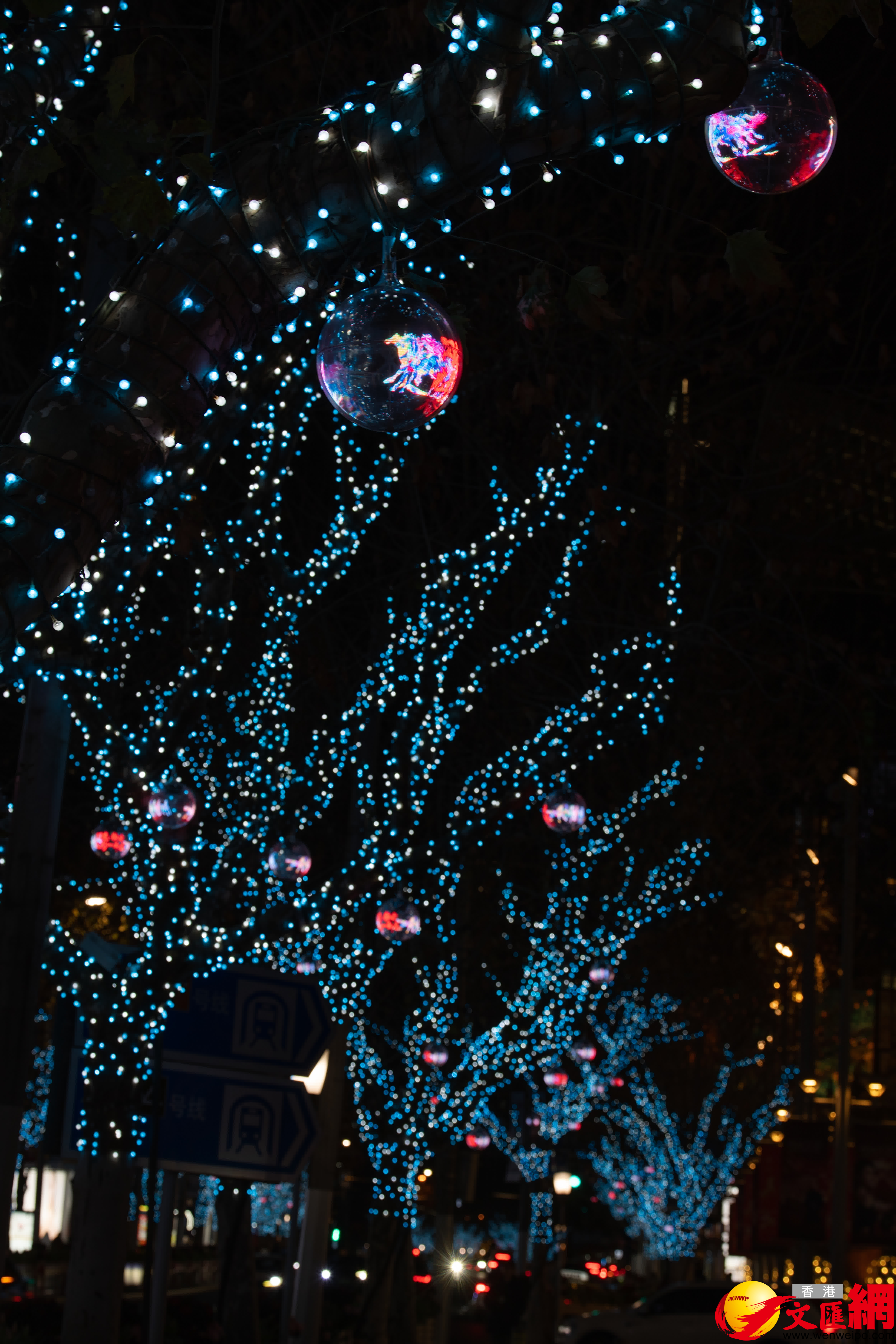 光影展融合了徐悲鸿IP、传统元素与春节文化 。（倪梦璟摄）