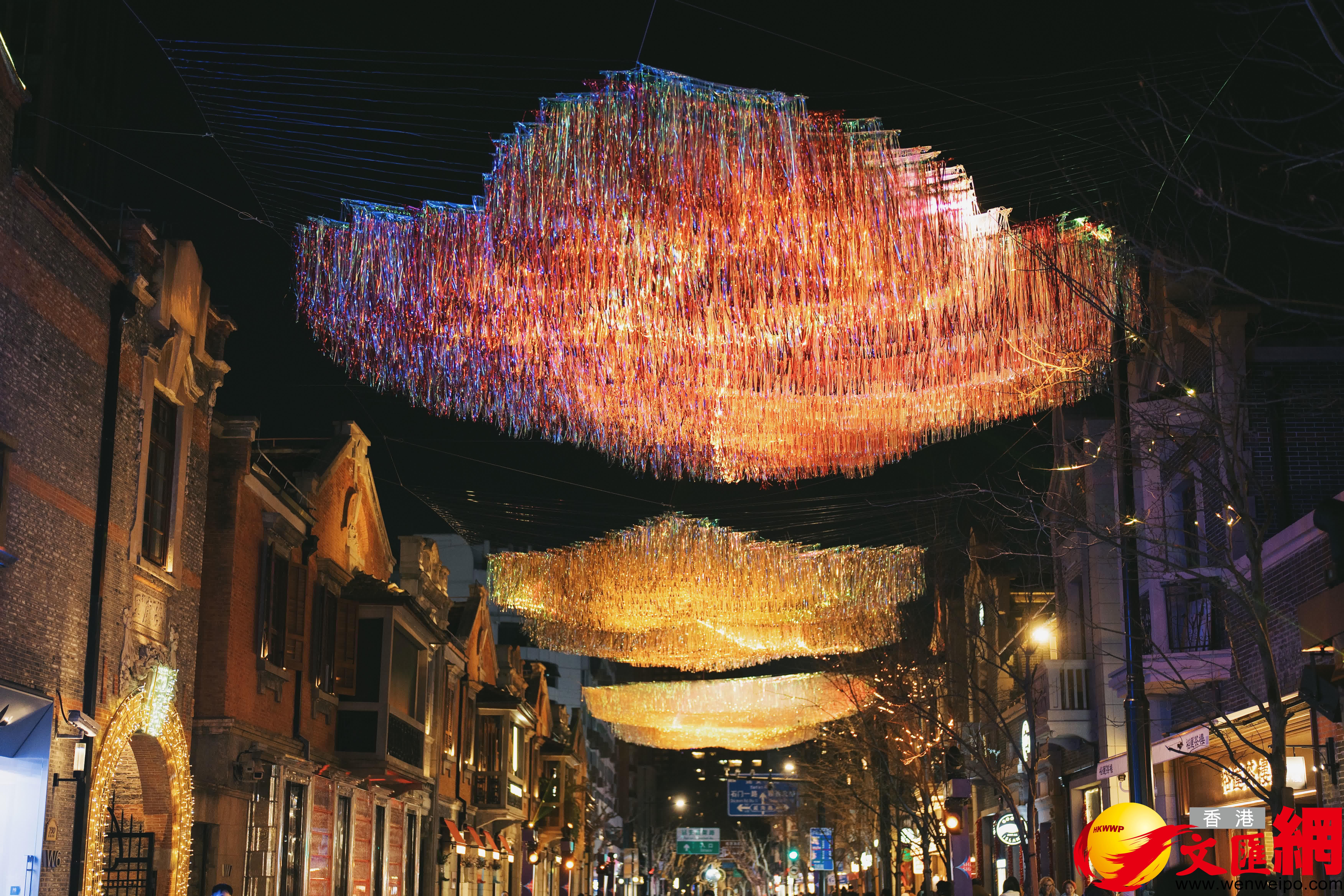 光影展融合了徐悲鸿IP、传统元素与春节文化 。（倪梦璟摄）