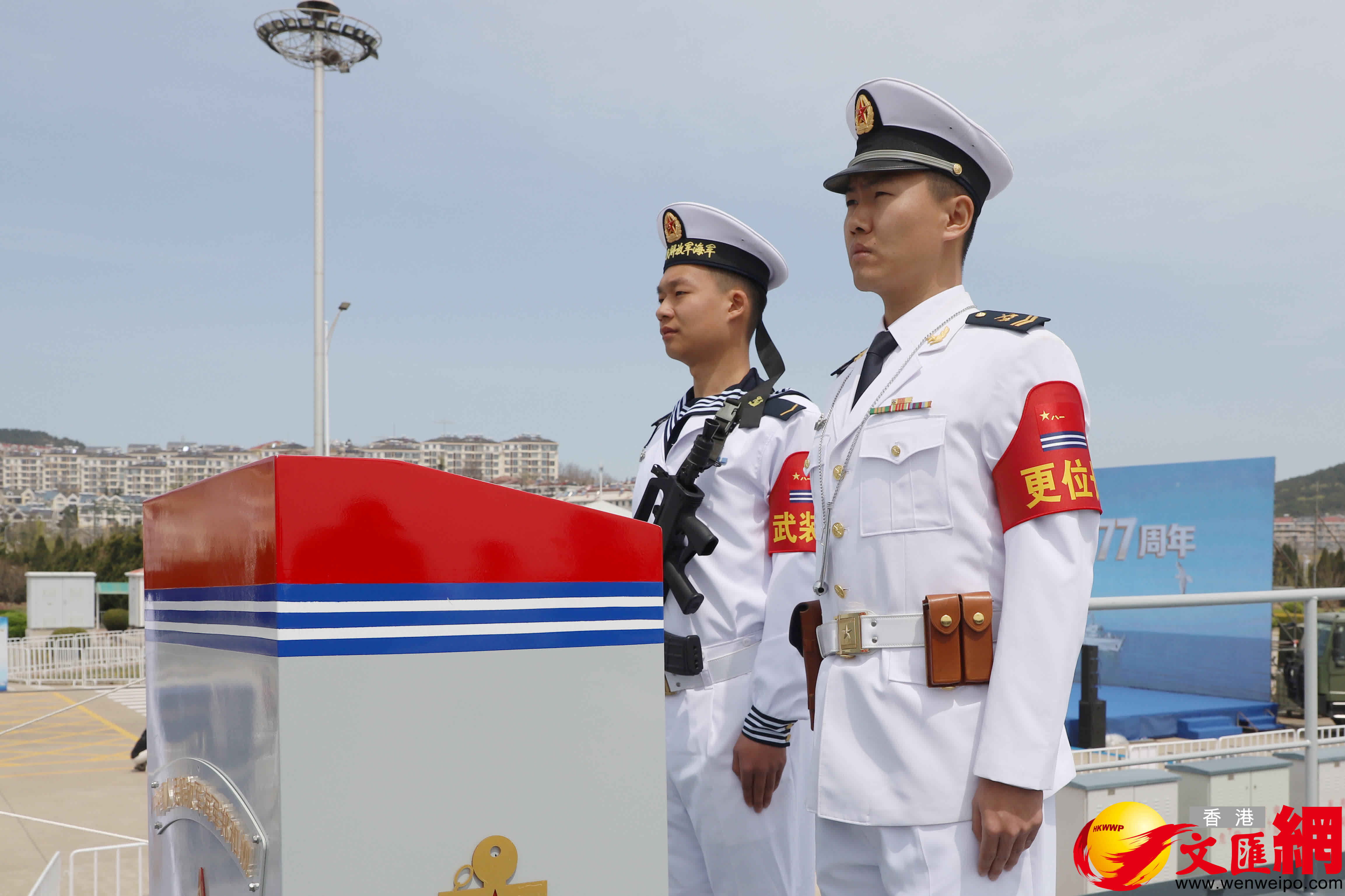 海軍官兵以昂揚姿態迎接艦艇開放活動。（記者宋偉攝）