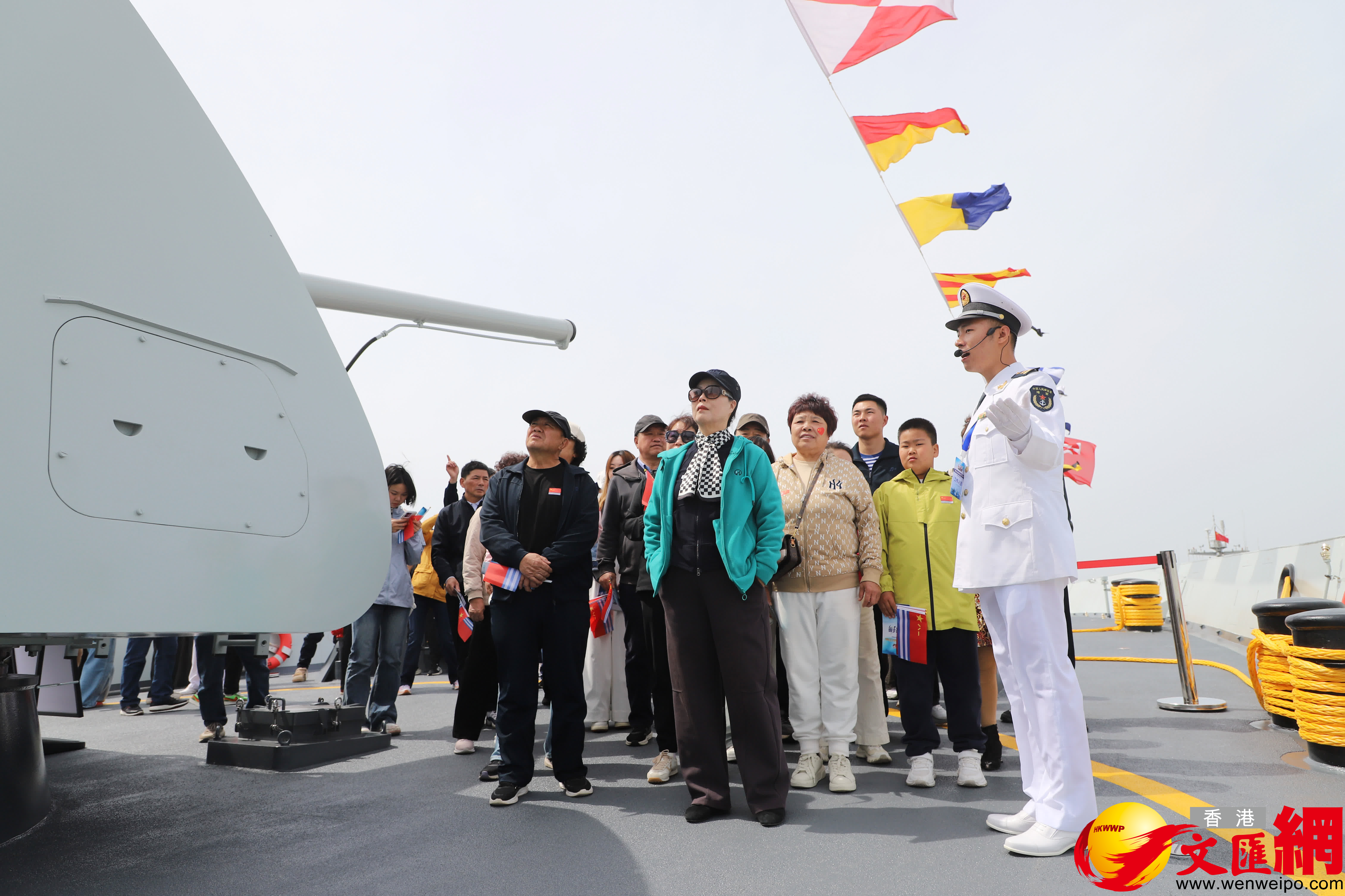 海軍官兵向市民介紹鄂爾多斯艦主戰裝備。（記者宋偉攝）