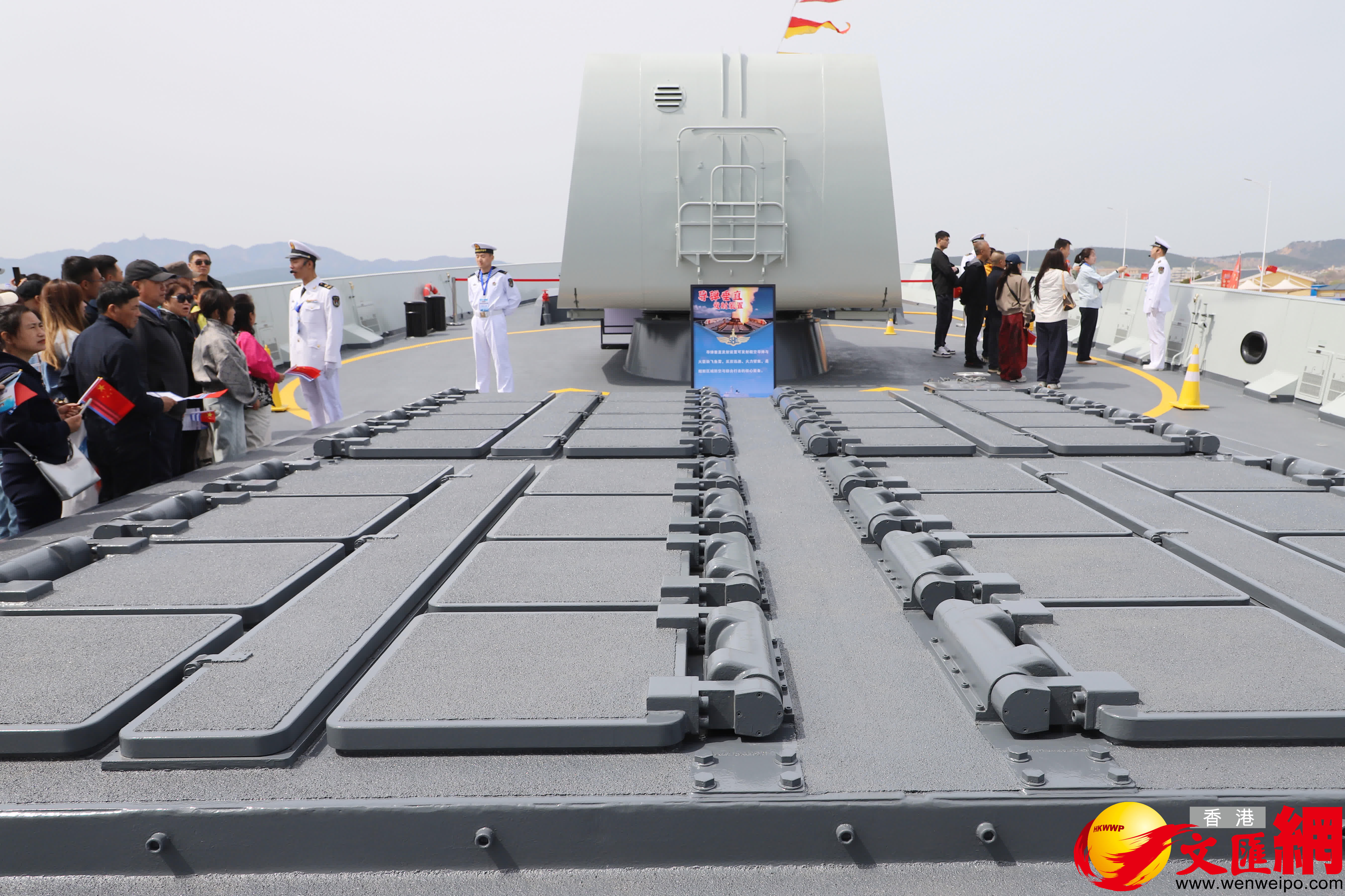 鄂爾多斯艦上的32單元導彈垂發裝置是區域防空與綜合打擊的核心裝備。（記者宋偉攝）