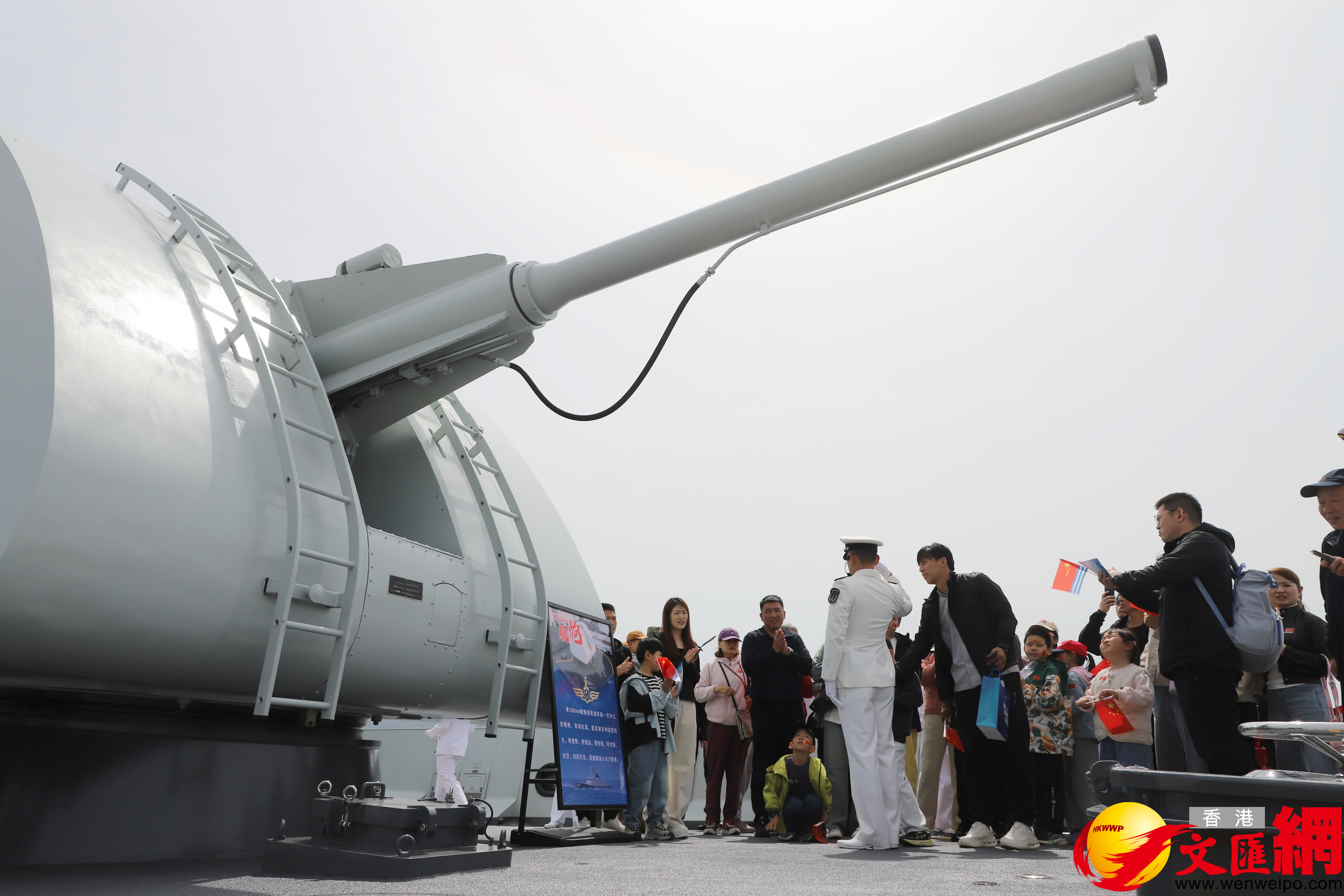 市民在參觀鄂爾多斯艦100毫米艦炮。（記者宋偉攝）