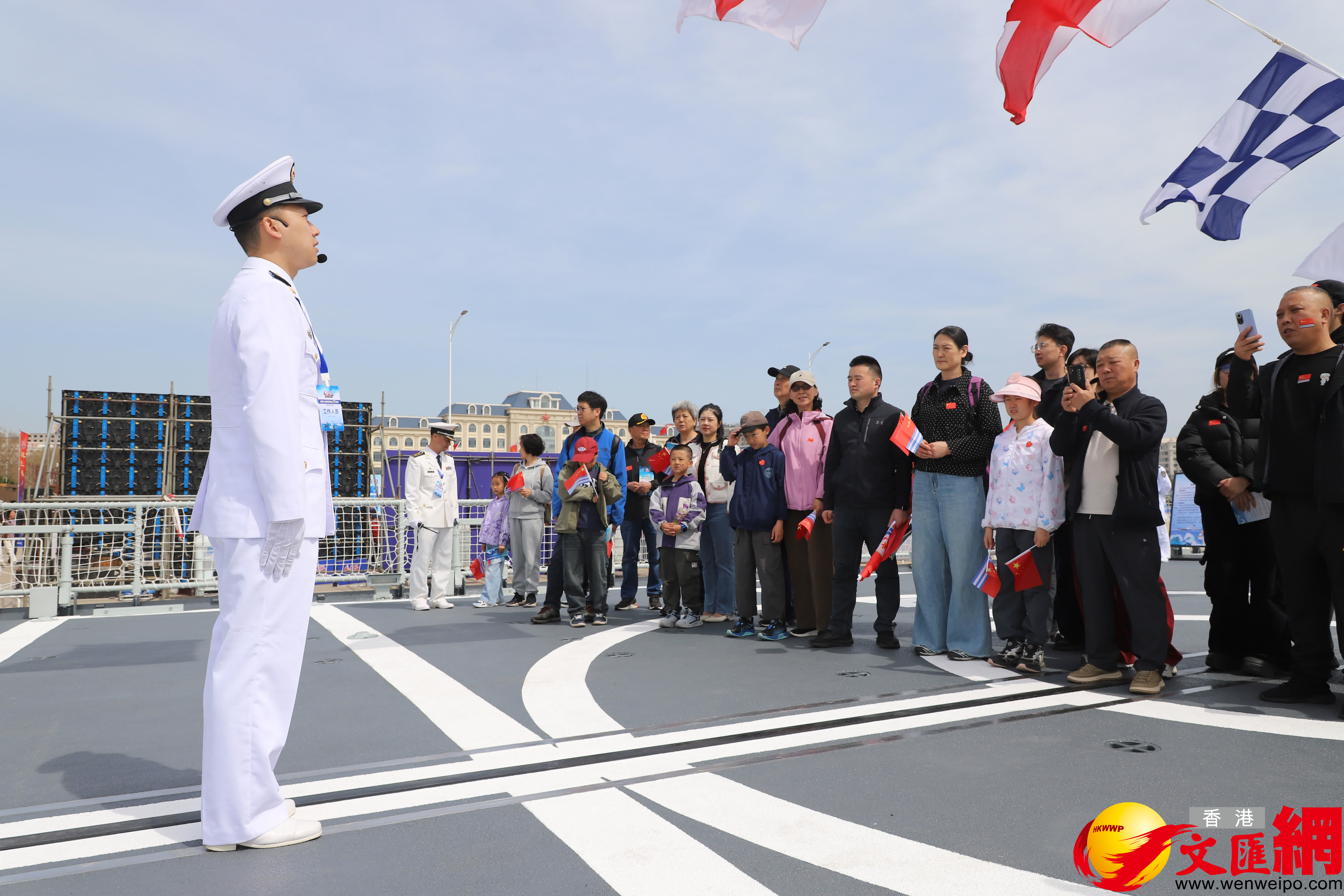海軍官兵向觀眾介紹開放艦艇基本情況。（記者宋偉攝）