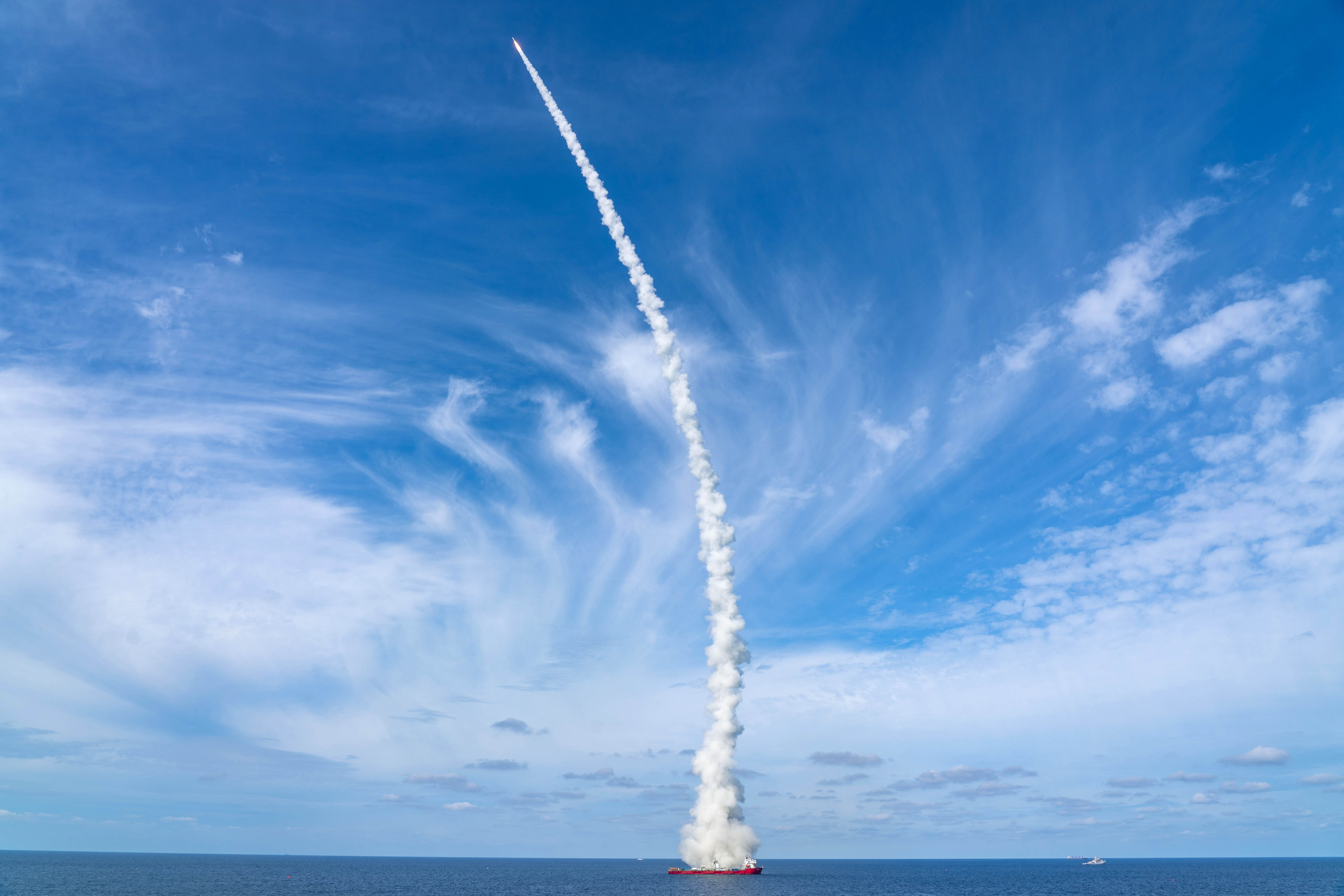  9月15日9時23分，我國在黃海海域用長征十一號海射運載火箭，採取「一箭九星」方式將「吉林一號」高分03-1組衛星送入預定軌道，發射獲得圓滿成功。（新華社）