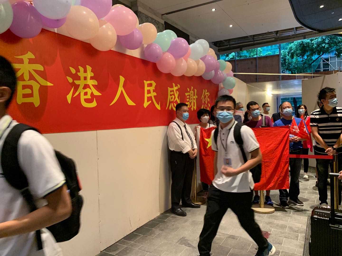 歷時14天的普及社區檢測計劃圓滿結束，香港市民拉起橫幅向支援隊友們表達感謝。