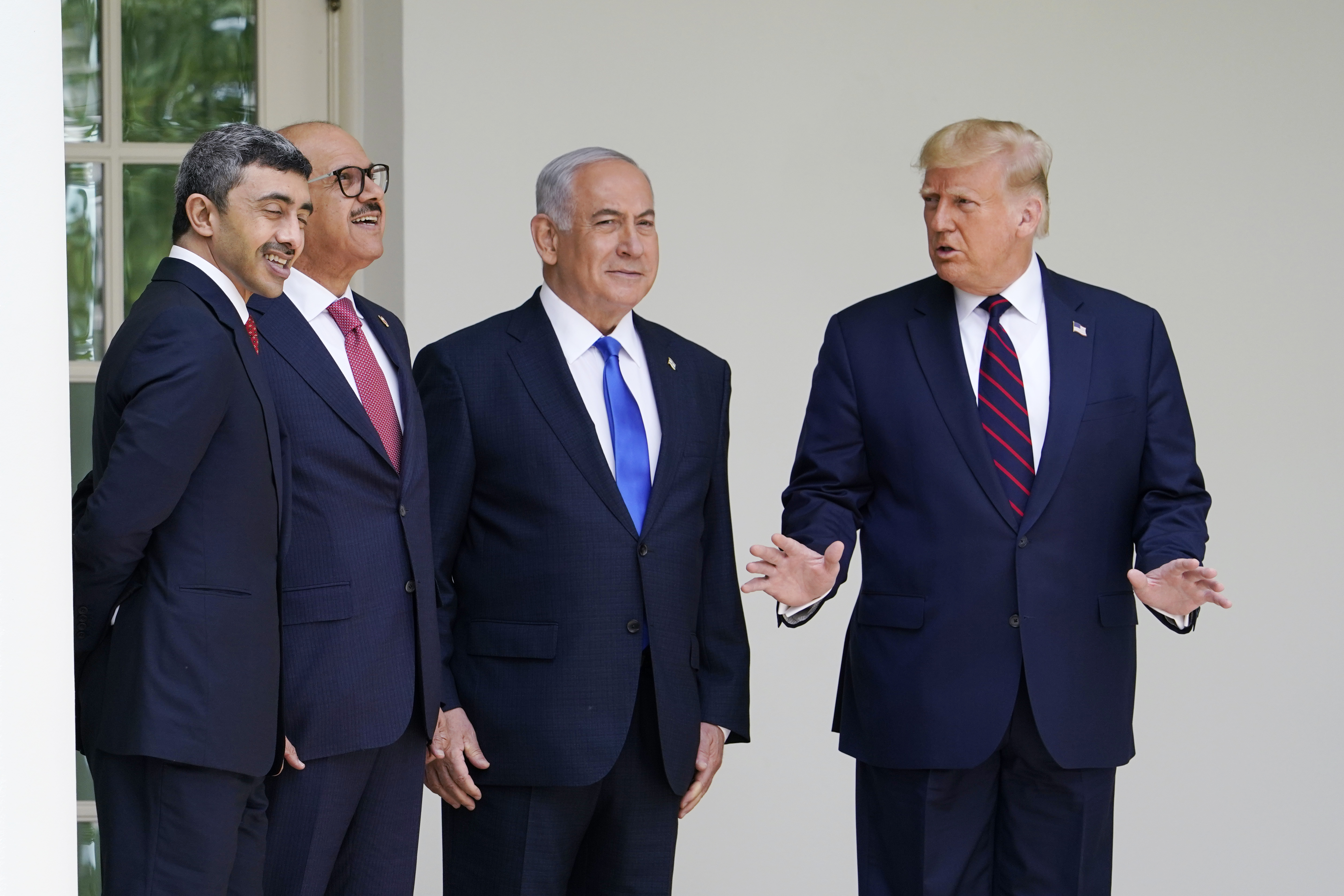  美國總統特朗普主持簽署儀式。巴勒斯坦總統阿巴斯同日表示，如果美國和以色列不承認巴勒斯坦人民的合法權利，中東地區不可能實現和平。 （美聯社）