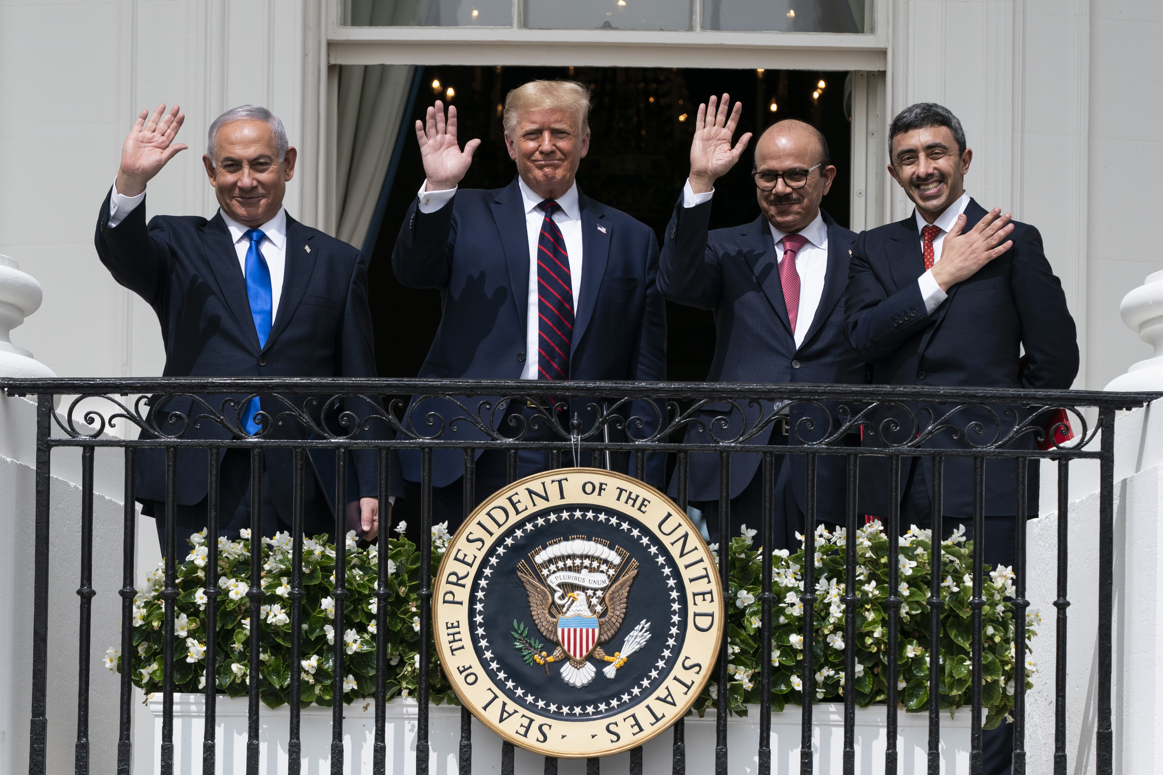  美國總統特朗普主持簽署儀式。巴勒斯坦總統阿巴斯同日表示，如果美國和以色列不承認巴勒斯坦人民的合法權利，中東地區不可能實現和平。 （美聯社）