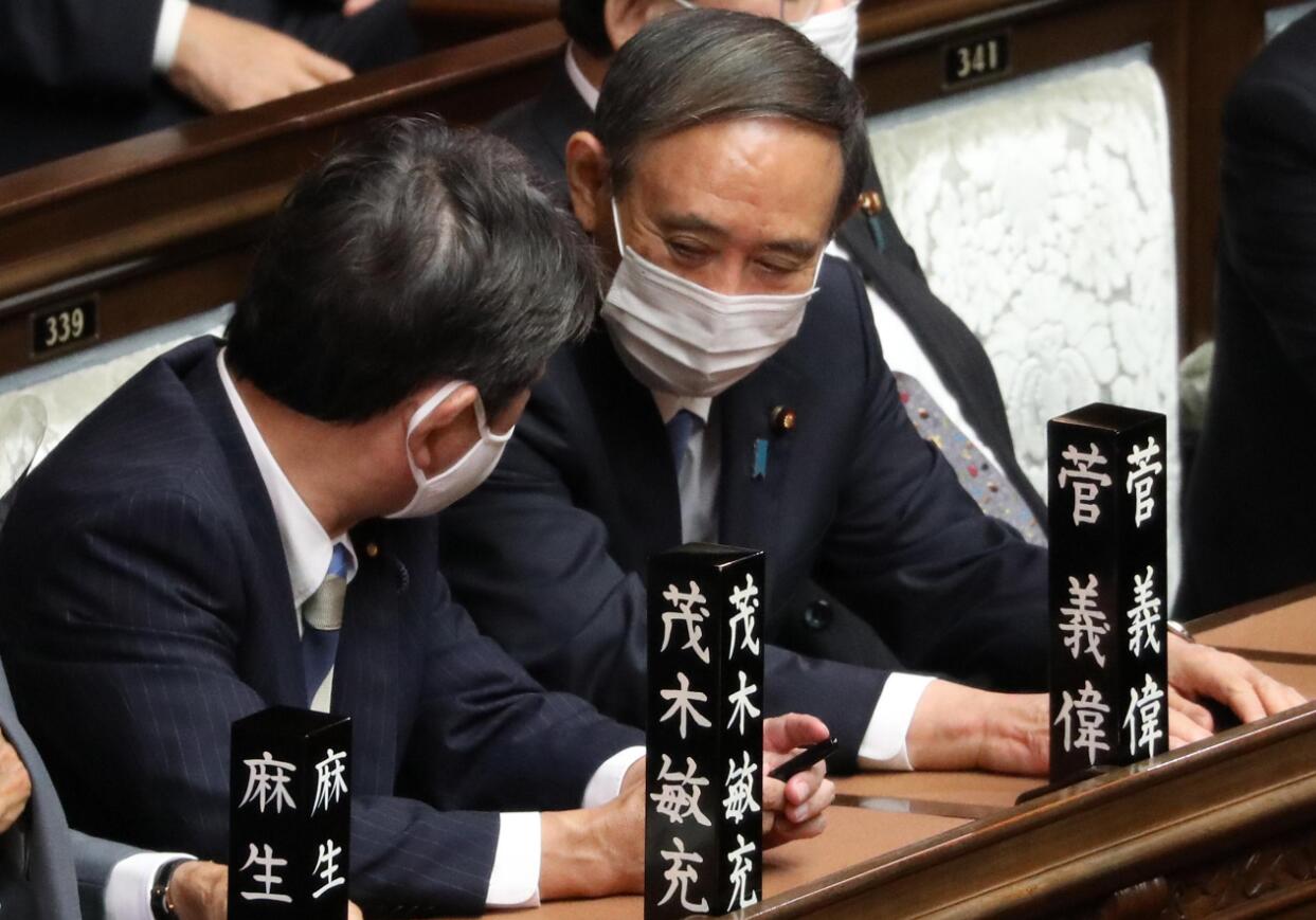 9月16日，在位於東京的日本國會眾議院，自民黨總裁菅義偉（右）等候投票結果時與日本外相茂木敏充交談。