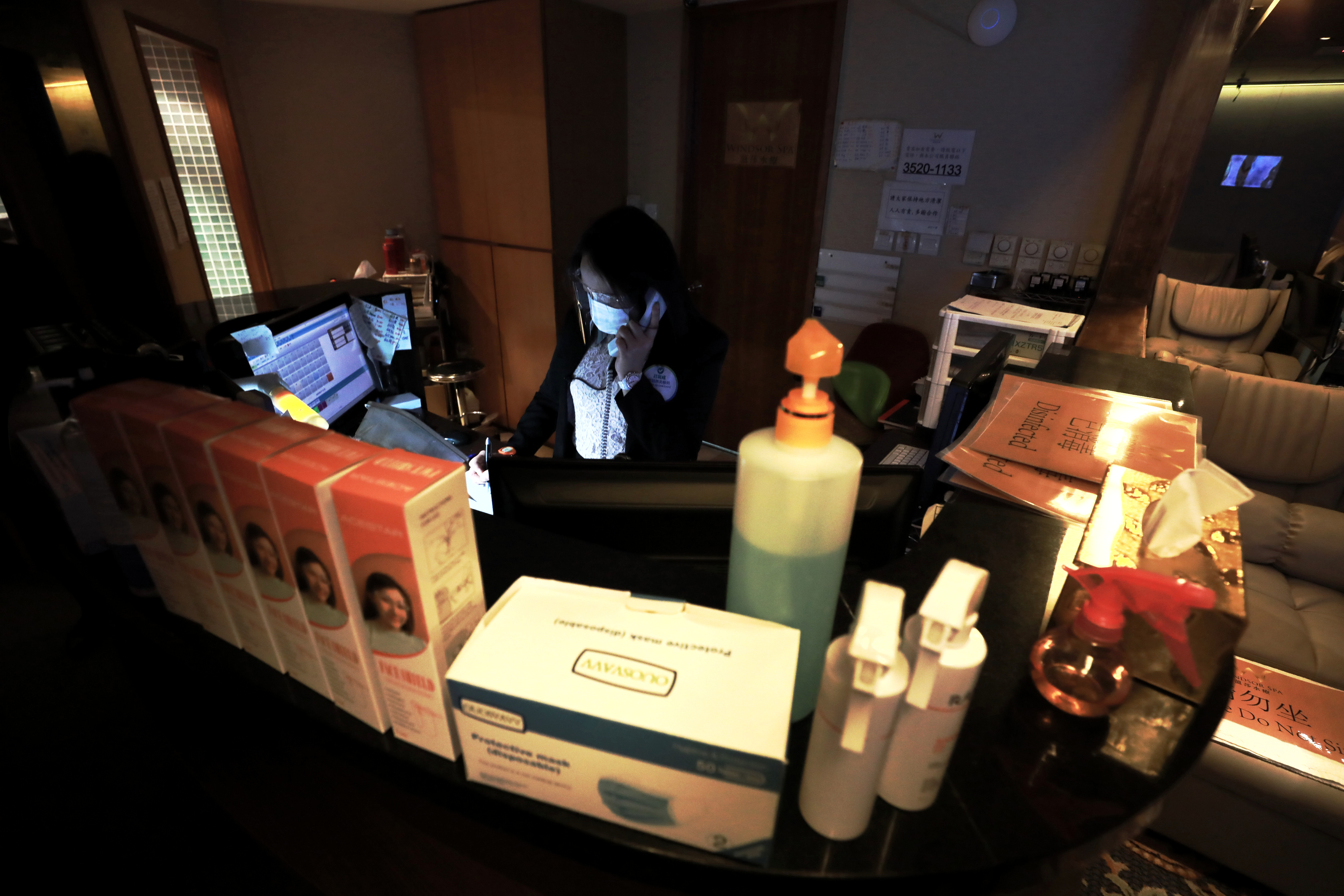 浴室業務將於本周五（9月18日）獲有條件復業，有業界及其員工今日（17日）進行紫外線霧化消毒及採取防疫衛生措施迎接浴室開放。（香港文匯報記者 攝）