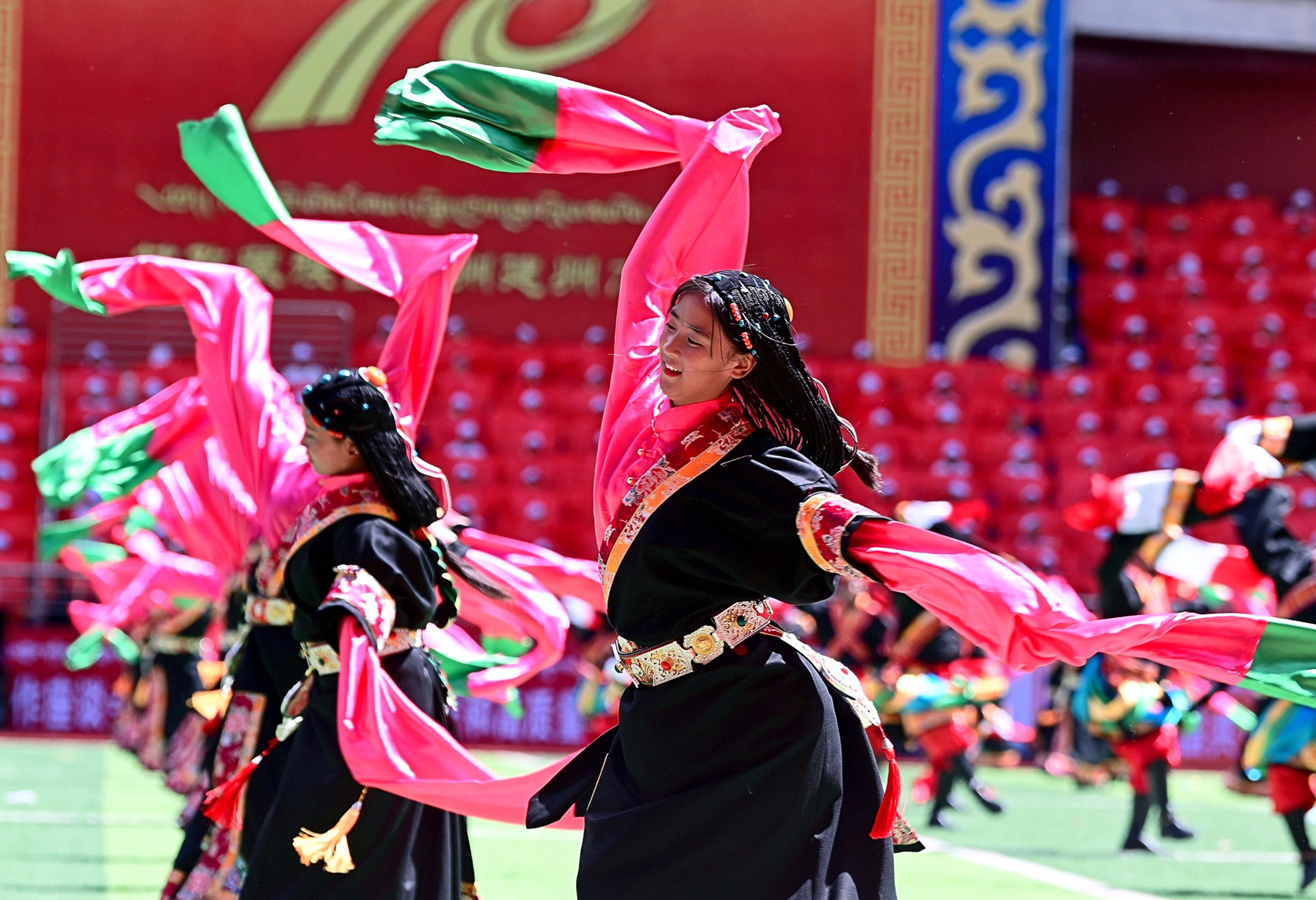 9月17日上午，四川省甘孜藏族自治州成立70周年慶祝大會在康定舉行，各界群眾載歌載舞歡慶這一盛大的節日。(香港文匯網記者 李兵 攝)


