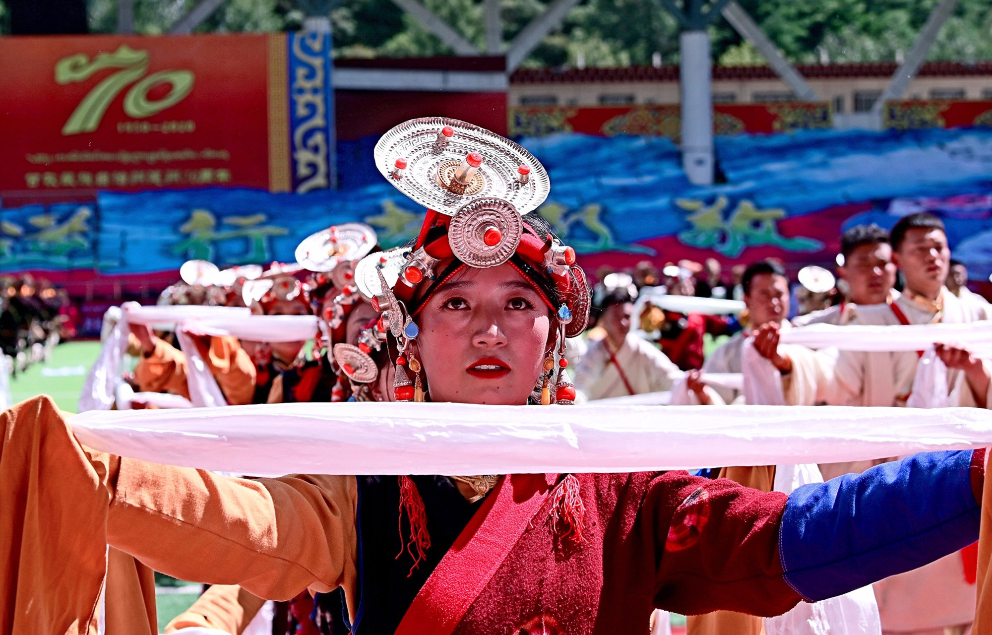9月17日上午，四川省甘孜藏族自治州成立70周年慶祝大會在康定舉行，各界群眾載歌載舞歡慶這一盛大的節日。(香港文匯網記者 李兵 攝)

