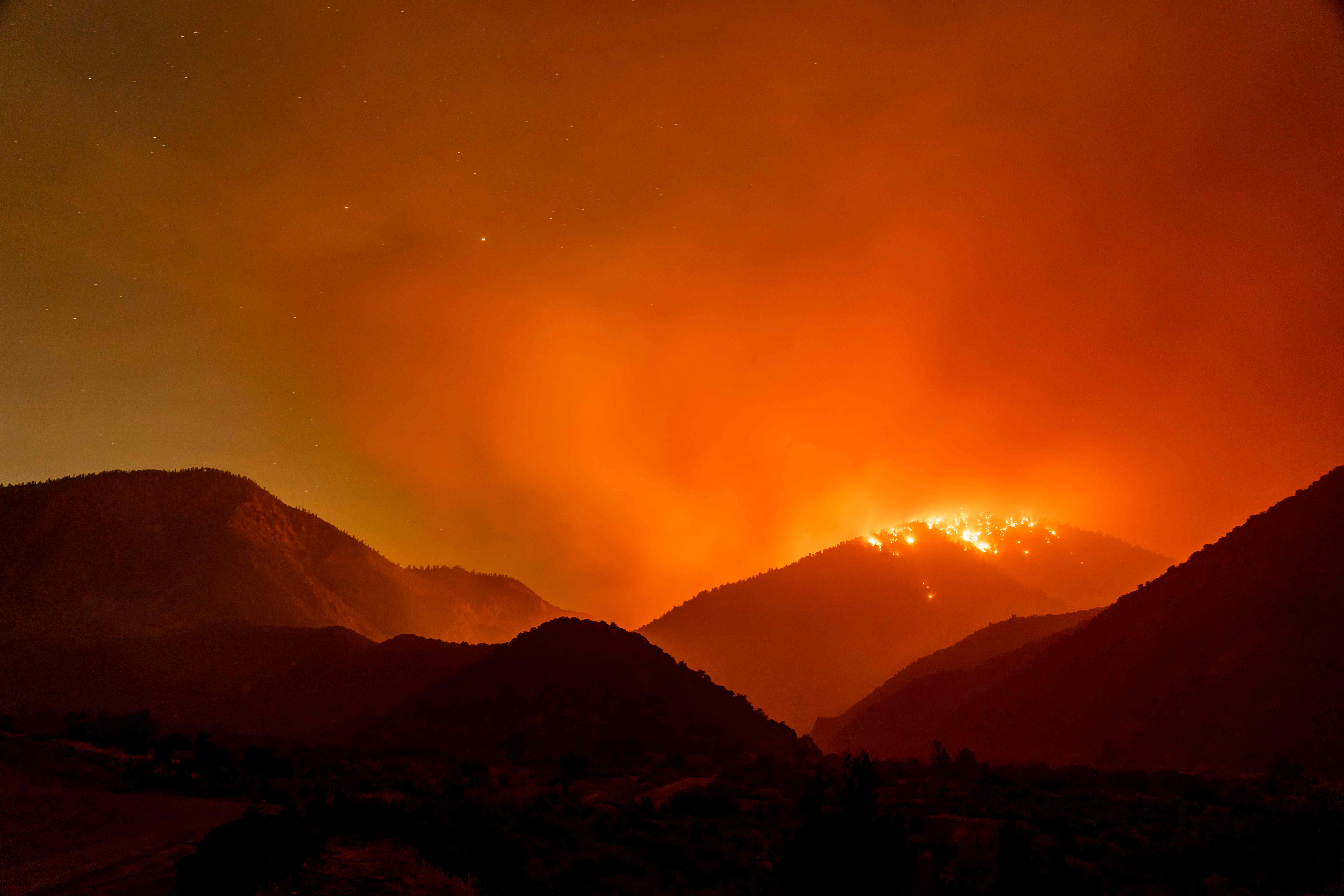當地時間9月17日，美國加利福尼亞州，山火仍在持續蔓延。（法新社）