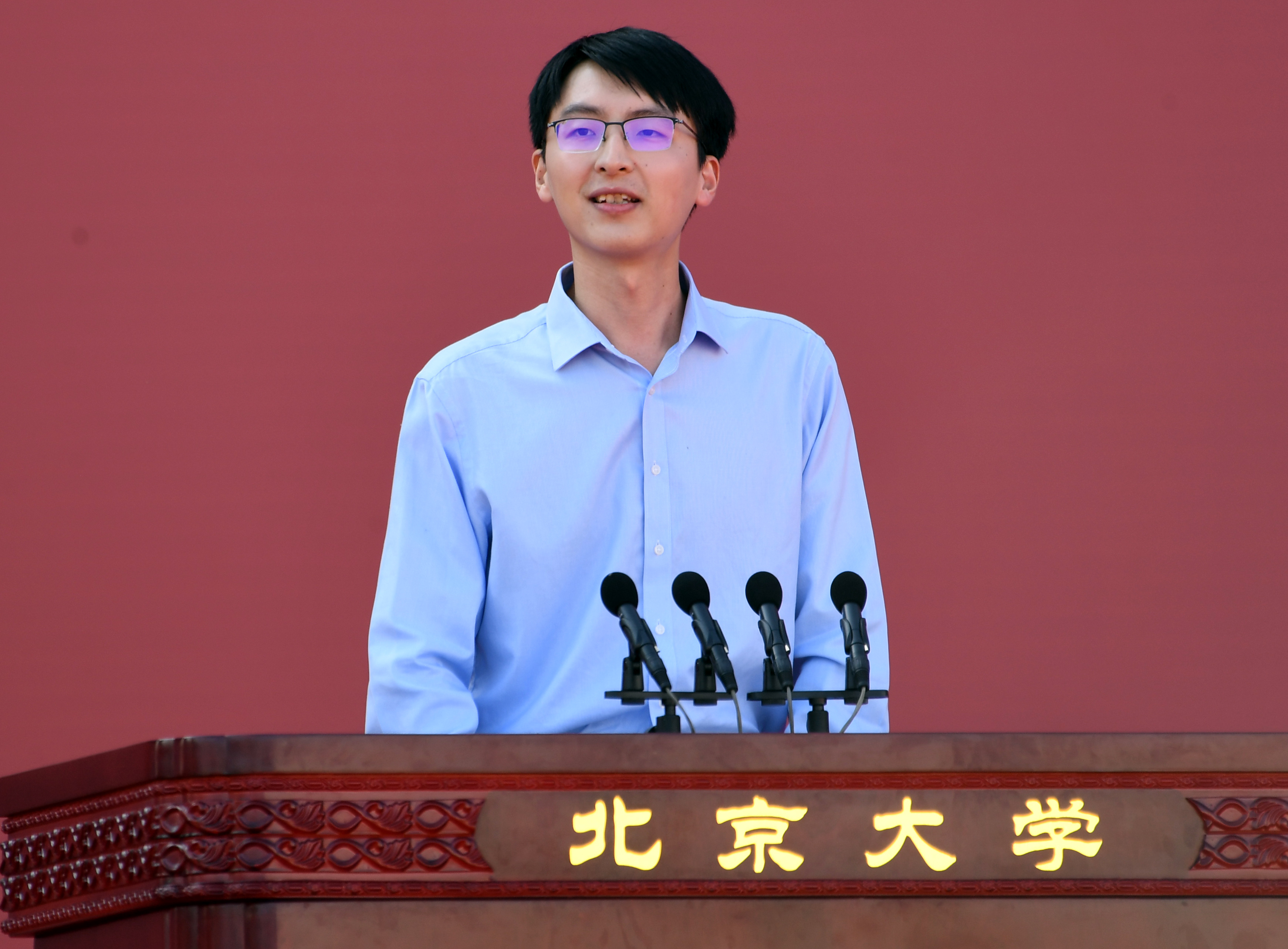 9月20日，新生代表在北京大學2020年開學典禮上發言。 當日，北京大學2020年開學典禮在北大五四體育場舉行。（新華社記者 任超 攝）