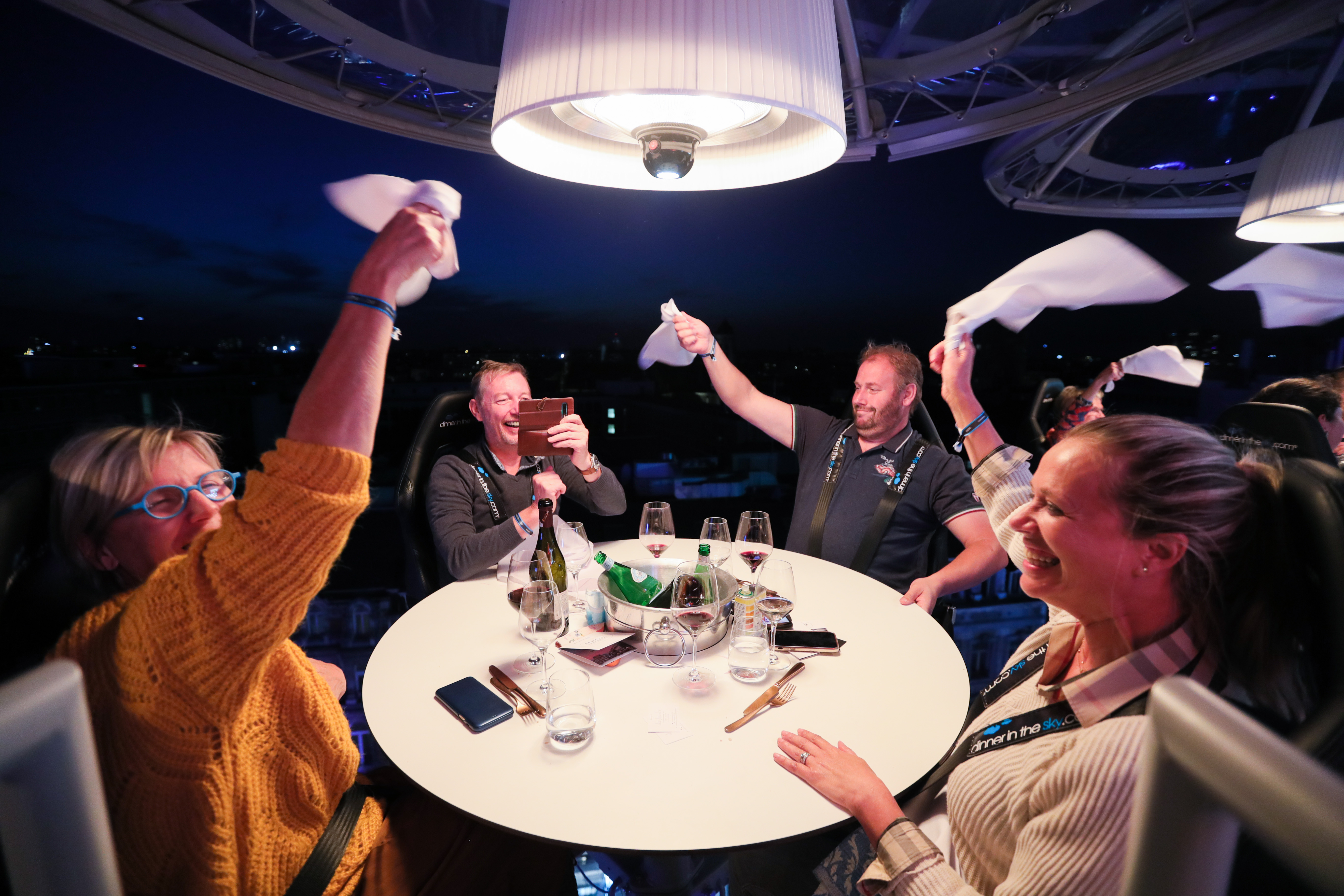 9月18日，食客在比利時首都布魯塞爾體驗「空中餐廳」。 近日，「空中餐廳」在比利時首都布魯塞爾市中心營業。 「空中餐廳」概念於2006年起源於比利時，迄今已在許多國家和地區鋪設過餐桌。今年的布魯塞爾「空中餐廳」最高可升至約50米，設有8個獨立餐桌，可在遵守「社交距離」的規則下容納32名食客，每人就餐需要花費295歐元（約合2369元人民幣）。 （新華社記者 鄭煥松 攝）