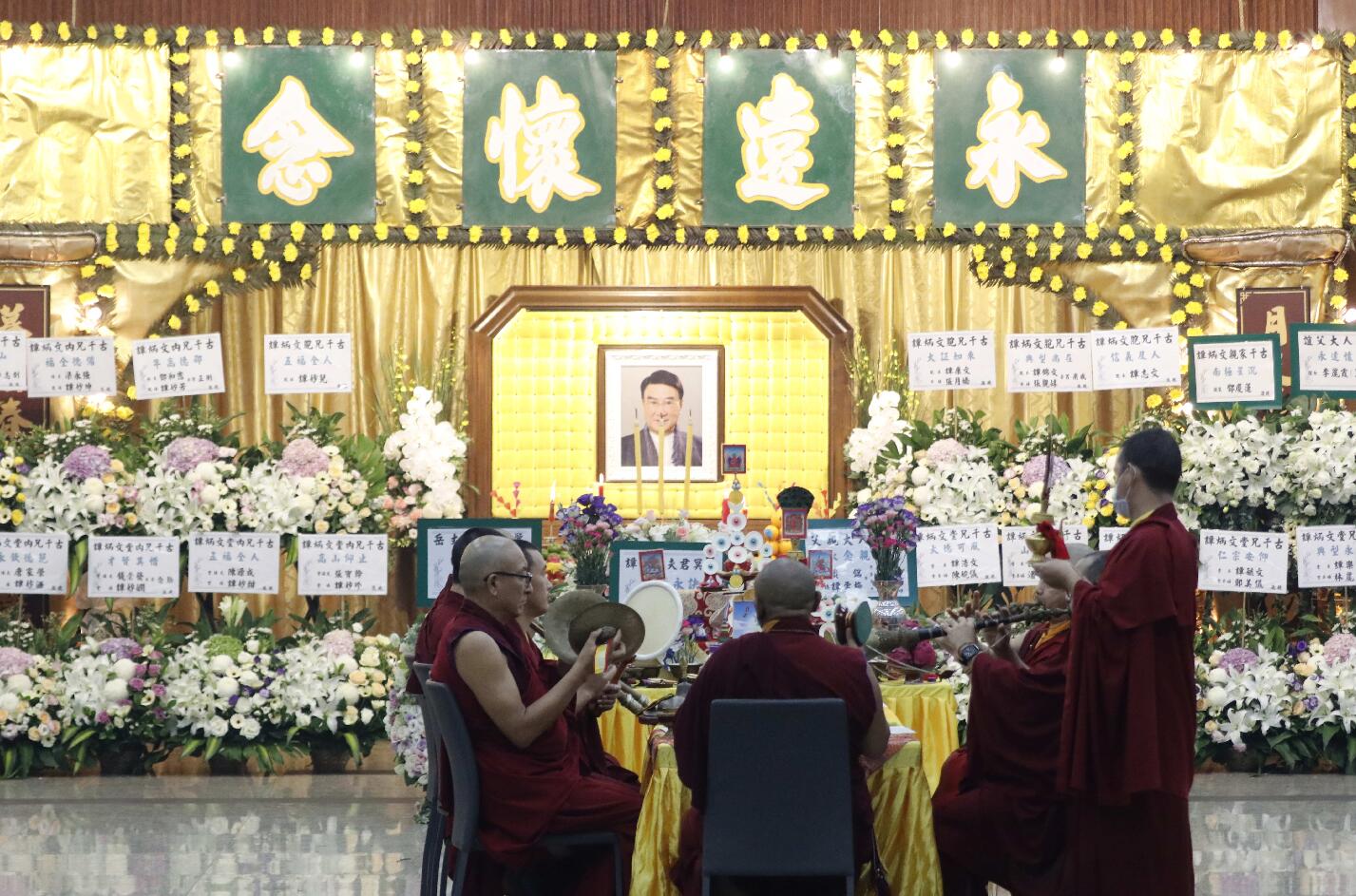 「配音王」譚炳文因肺癌於今年9月5日不幸離世，結束其近70年「歌影視播配」的多棲演藝生涯，終年86歲。今日（9月21日）在紅磡世界殯儀館地下「世界堂」設靈。（大公文匯全媒體記者攝）
