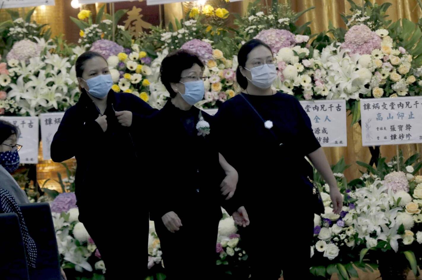 「配音王」譚炳文因肺癌於今年9月5日不幸離世，結束其近70年「歌影視播配」的多棲演藝生涯，終年86歲。今日（9月21日）在紅磡世界殯儀館地下「世界堂」設靈。（大公文匯全媒體記者攝）
