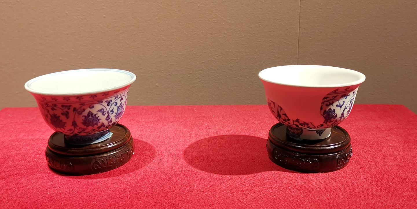 故宮博物院再上新展。「御瓷新見——景德鎮明代御窯遺址出土與故宮博物院藏傳世瓷器對比展」22日起將在故宮景仁宮正式開展，共展出文物和標本合計196件套。
明永樂青花纏枝蓮紋壓手杯對比展出，左為故宮博物院藏，右為景德鎮出土殘件。 （大公文匯全媒體記者 江鑫嫻 攝）
