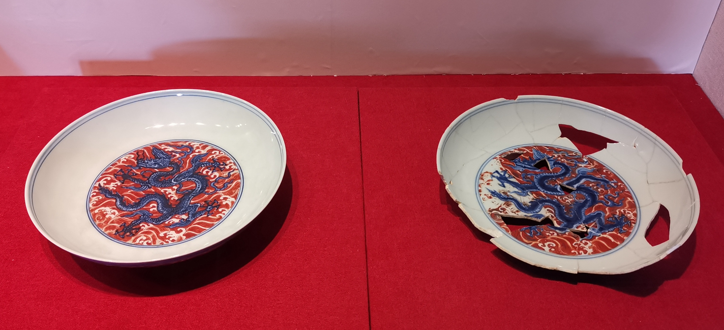 明正統至天順 青花加礬紅彩海水龍紋盤對比展出，左為故宮博物院藏，右為景德鎮出土殘件。（大公文匯全媒體記者 江鑫嫻 攝）