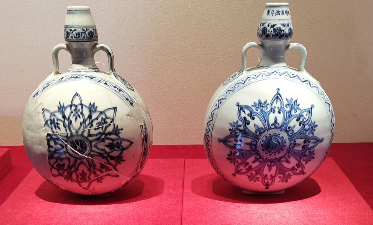明宣德 青花伊斯蘭花紋綬帶耳葫蘆扁壺對比，左為景德鎮出土殘件，右為故宮博物院藏。（大公文匯全媒體記者 江鑫嫻 攝）
