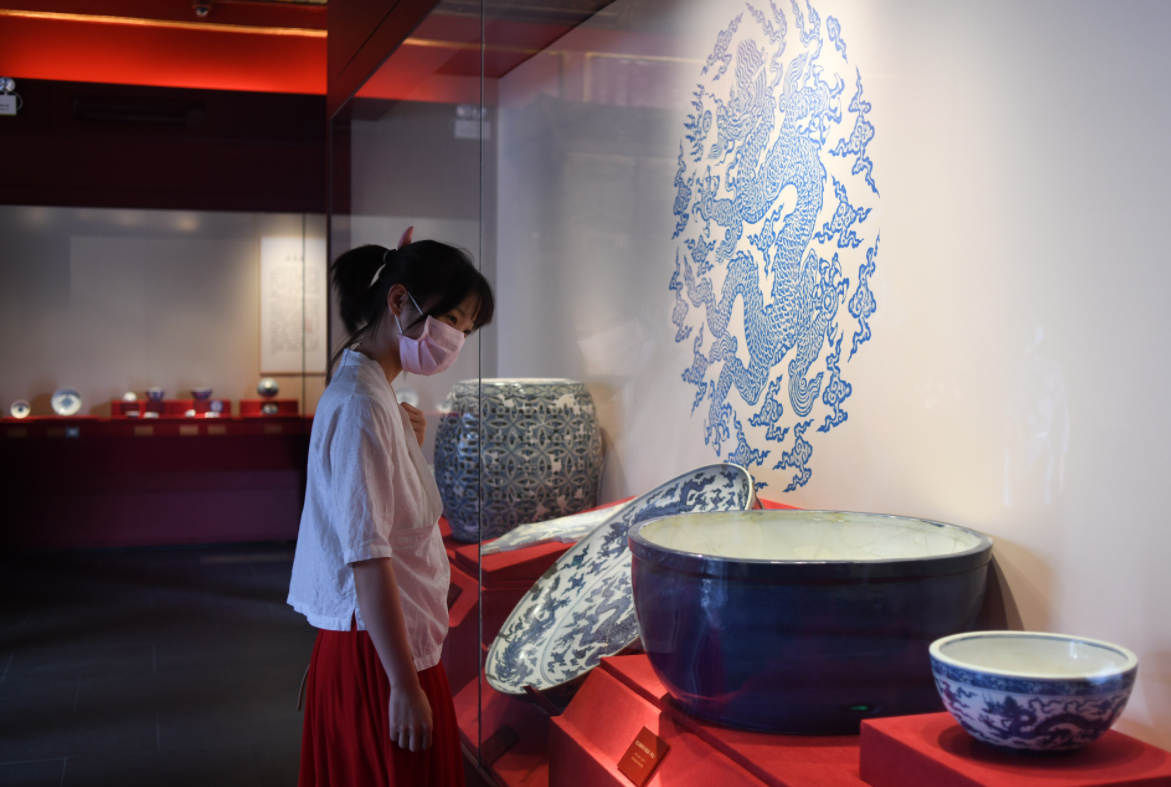 9月21日，參會嘉賓參觀展覽。