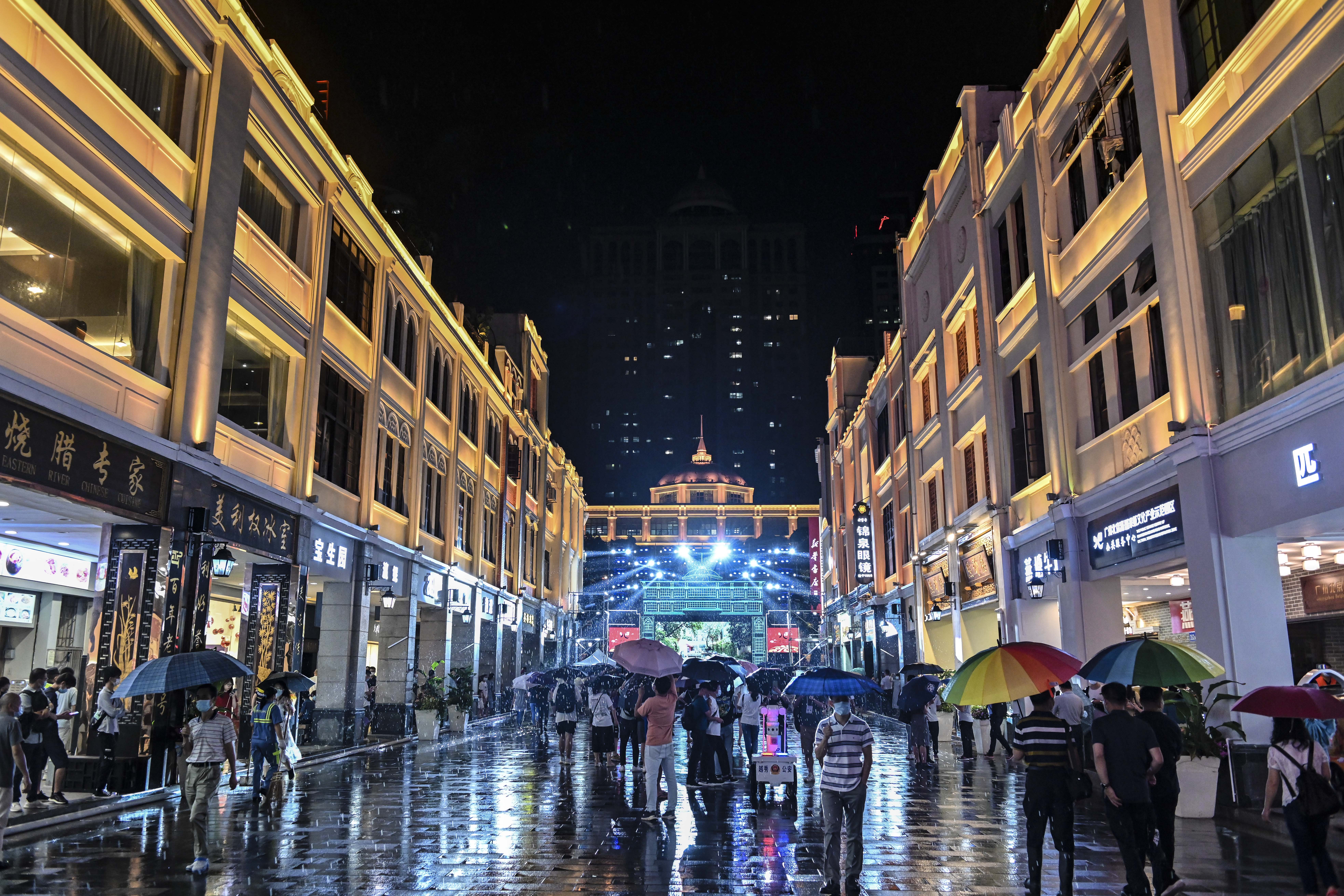 9月23日晚，廣州北京路步行街經過一年的改造升級後正式開放。圖為遊客在北京路步行街遊玩。（中新社）