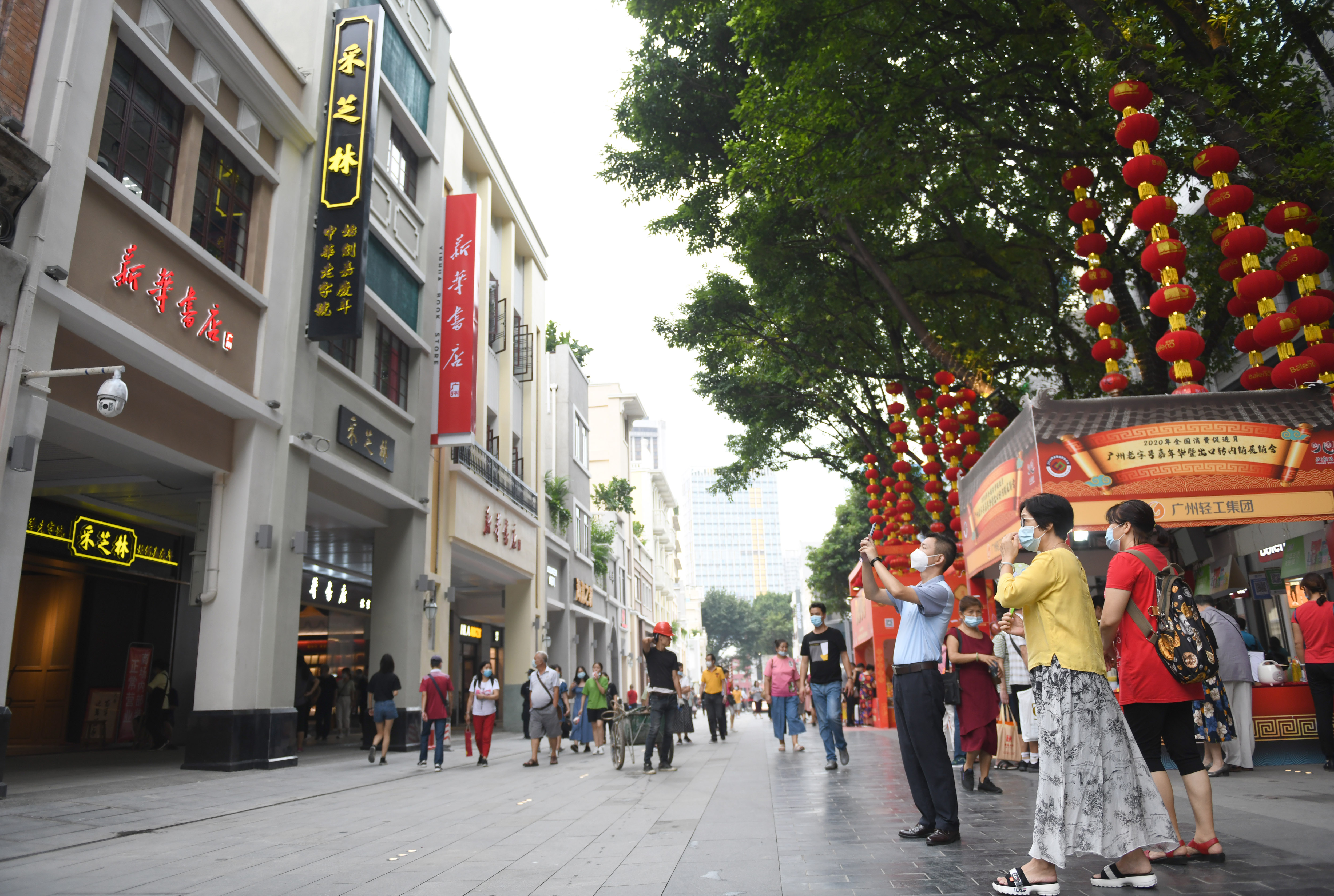 9月23日晚，廣州北京路步行街經過一年的改造升級後正式開放。圖為遊客在北京路步行街遊玩。（新華社）