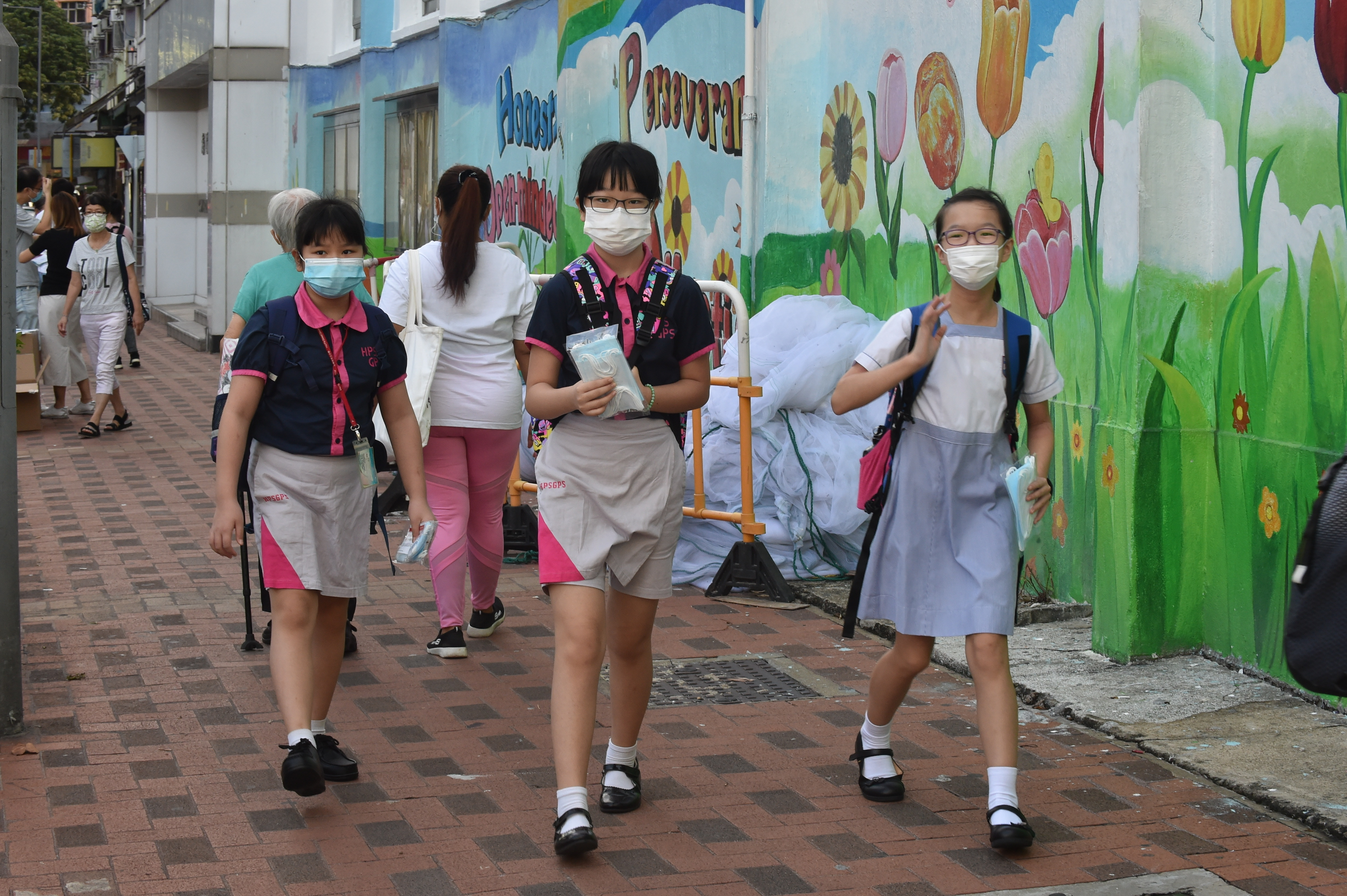 9月23日，在香港海壩街官立小學，小學生走進校園。（新華社記者 盧炳輝 攝）