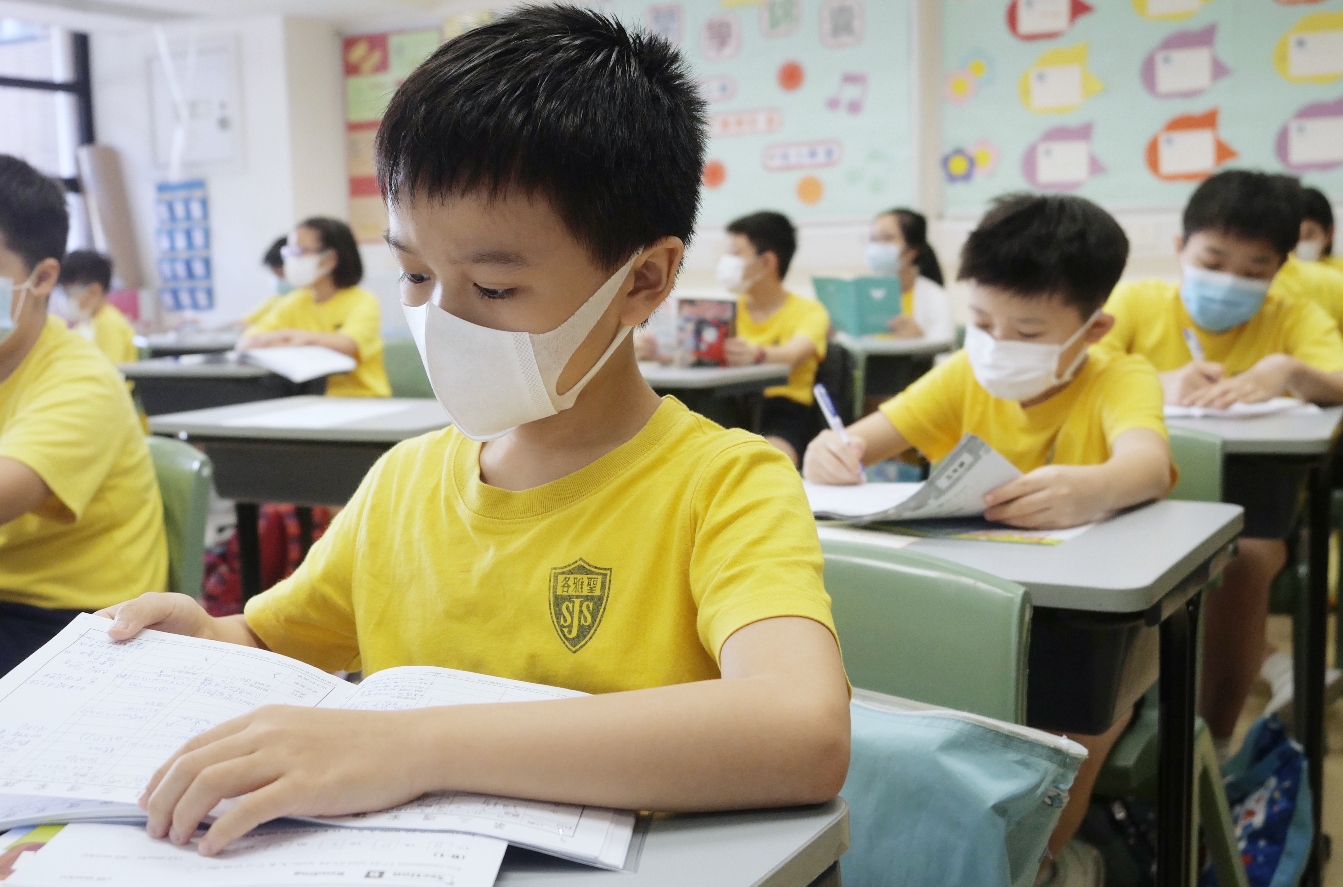 9月23日，在位於香港灣仔的聖公會聖雅各小學，小學生進行課前準備。（新華社記者 王申 攝）