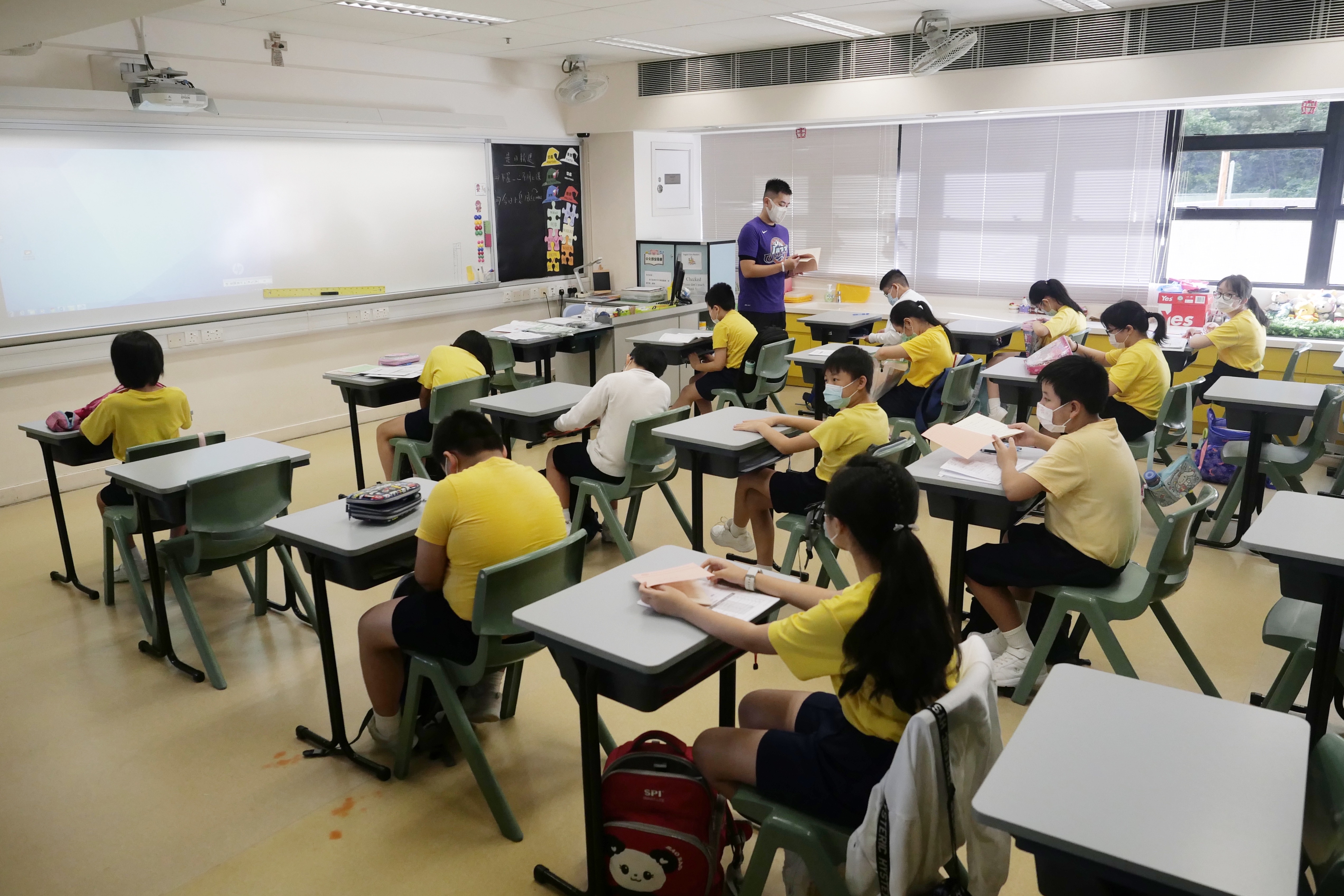 9月23日，在位於香港灣仔的聖公會聖雅各小學，老師進行課前準備。（新華社記者 王申 攝）