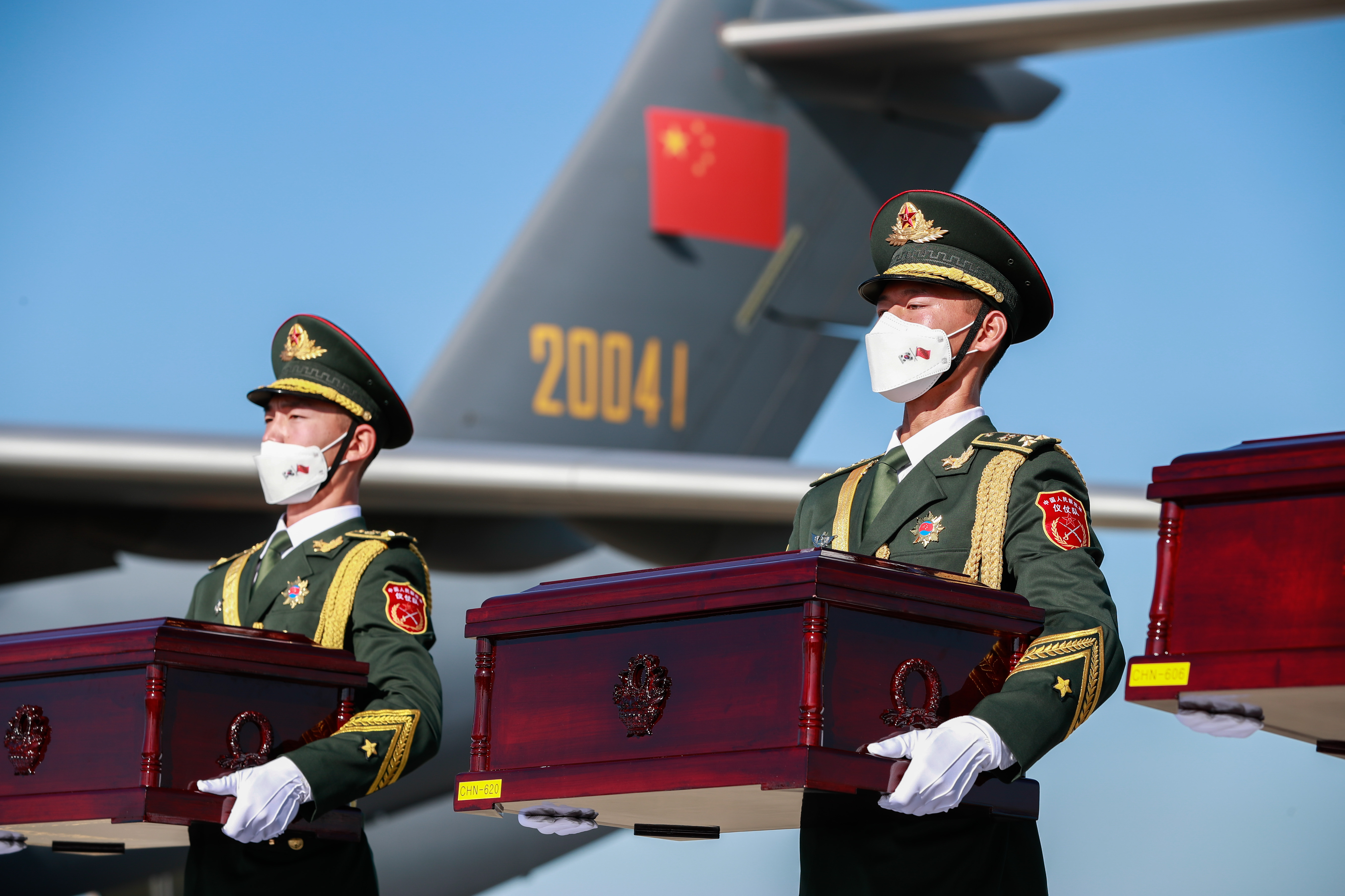 9月27日，在韓國仁川國際機場，中方禮兵準備護送志願軍烈士遺骸上飛機。新華社