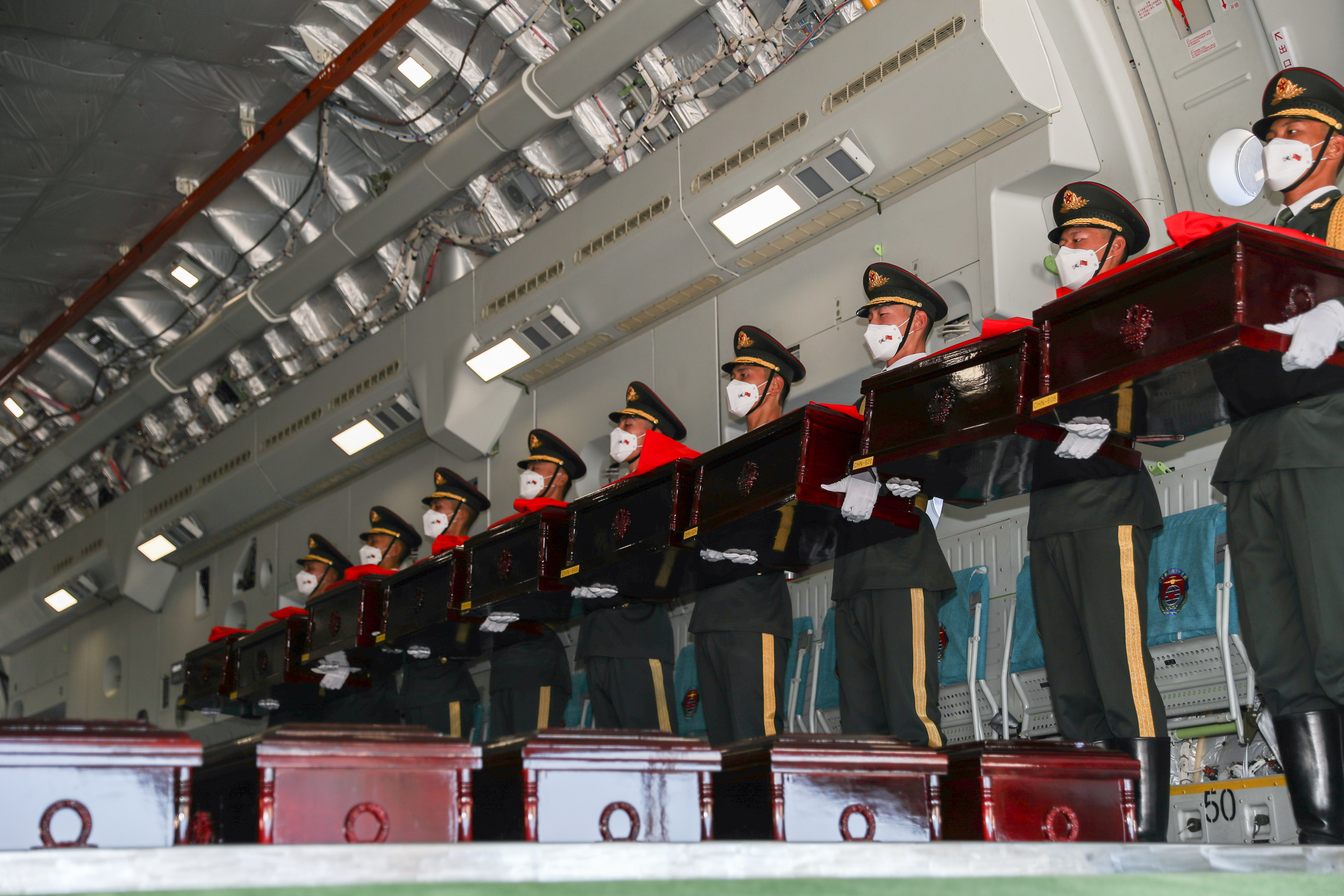 9月27日，在韓國仁川國際機場，中方禮兵護送志願軍烈士遺骸上飛機。新華社