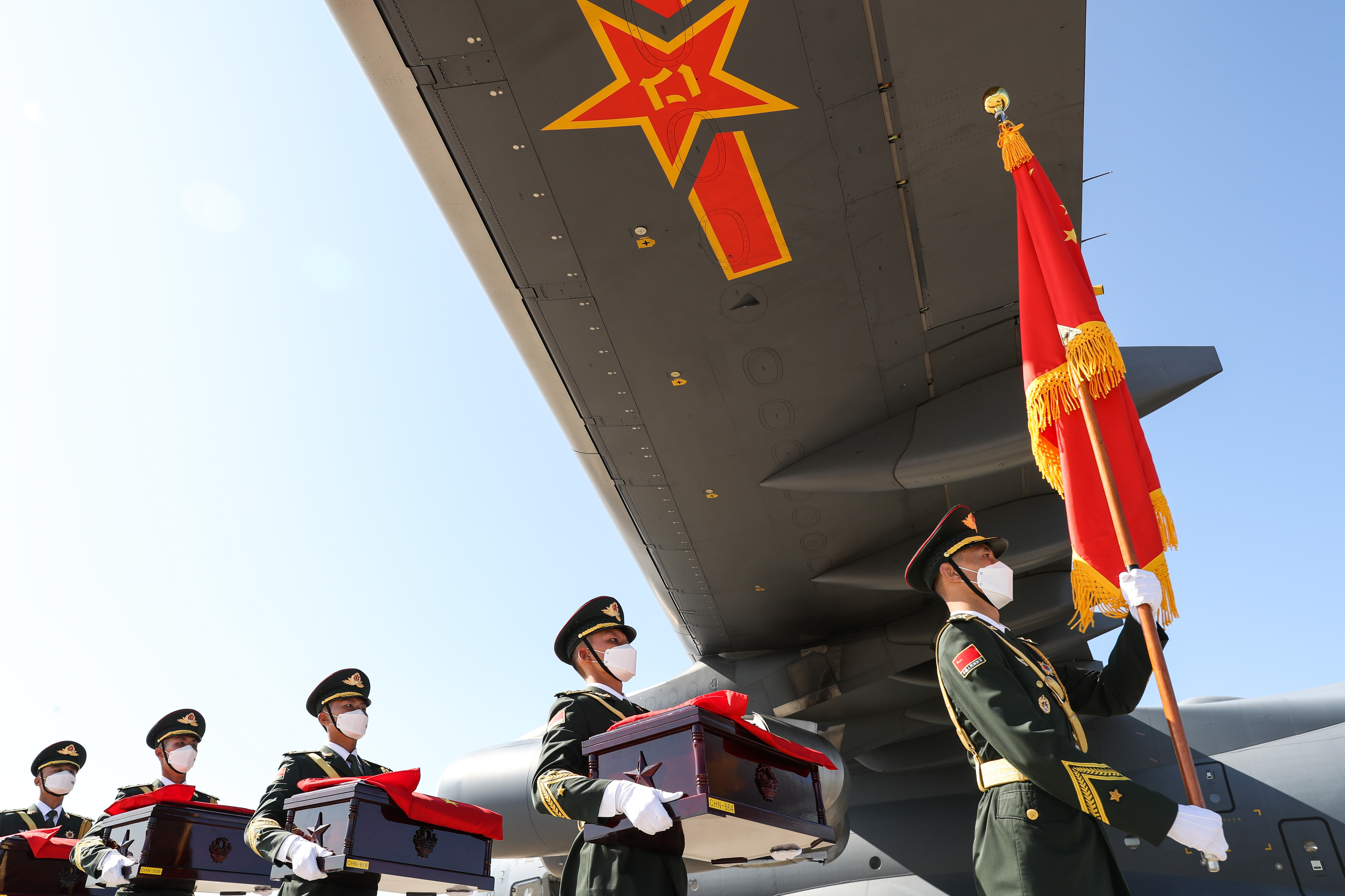 9月27日，在韓國仁川國際機場，中方禮兵護送志願軍烈士遺骸上飛機。新華社