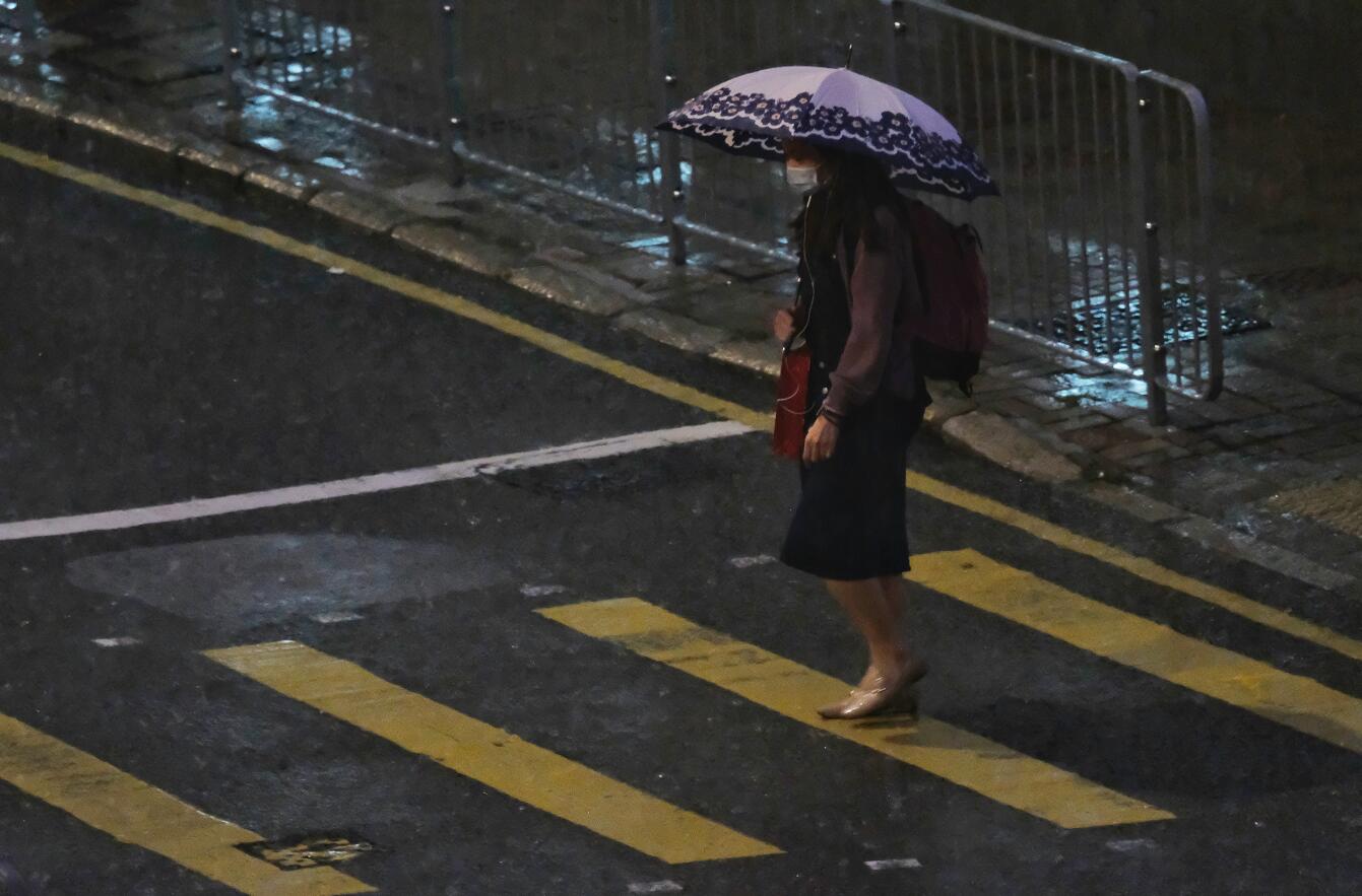 9月28日傍晚6時10分，香港天文台發出黃色暴雨警告。天文台提醒，暴雨警告信號為黃色，表示香港廣泛地區已錄得或預料會有每小時雨量超過30毫米的大雨，且雨勢可能持續。可能受大雨及水浸影響之市民應採取適當的預防措施，以防止可能引致的損失。

